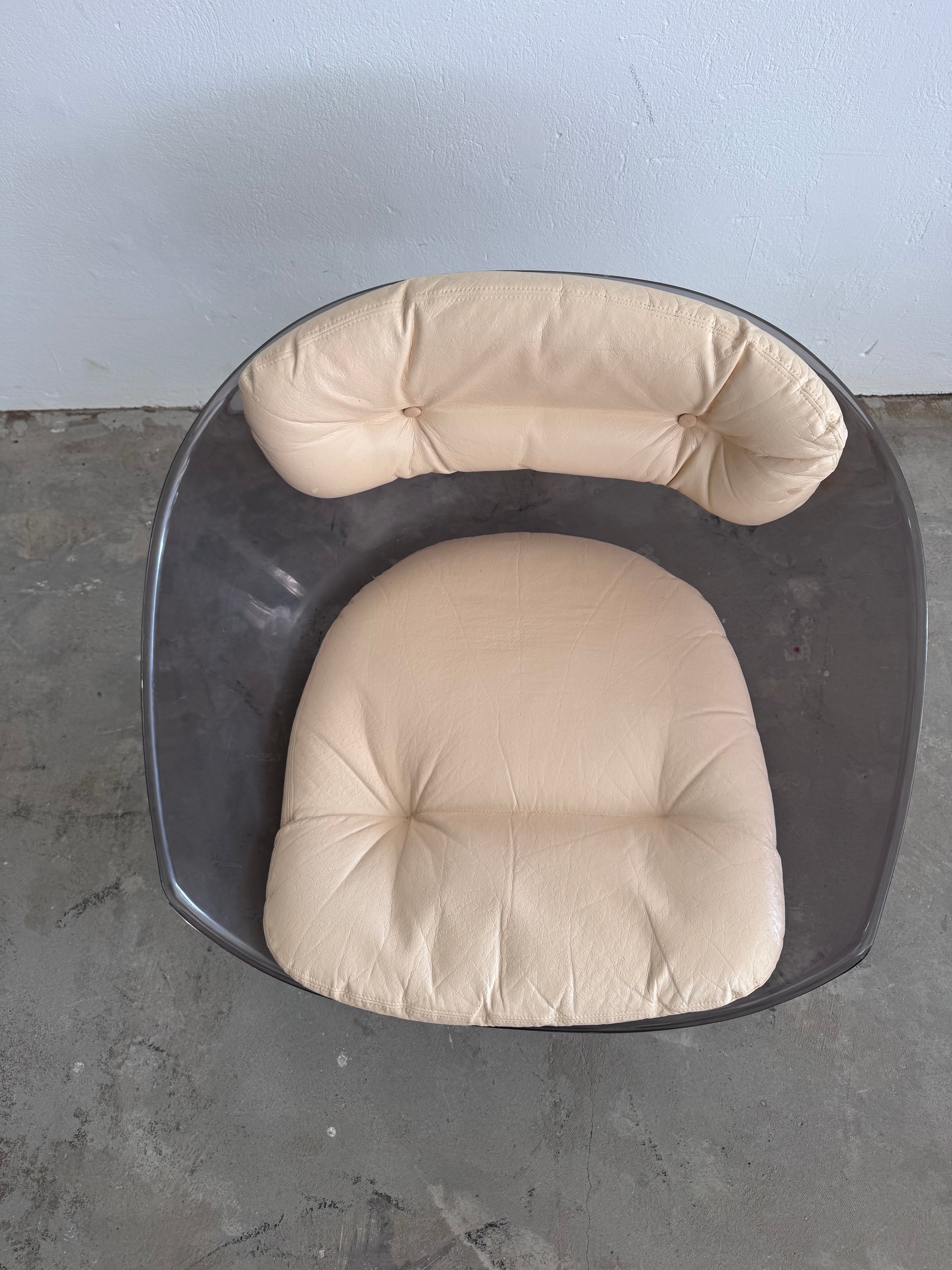 Raphaël Raffel Lounge Sessel, 1960er – Rauchfarbenes Acryl & Leder