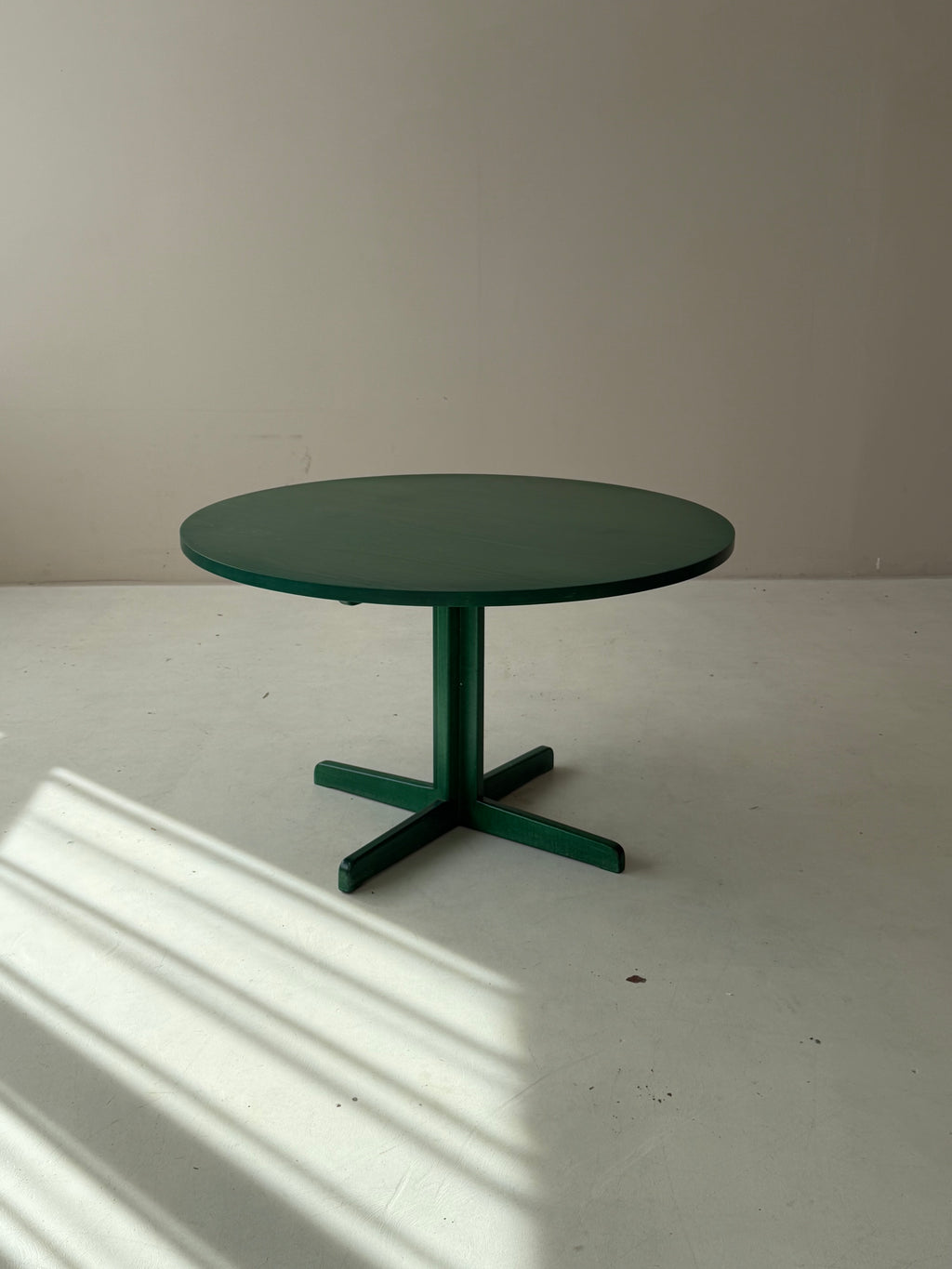 Grüner Thonet Esstisch Vintage – Mid-Century Designklassiker, Ø 120 cm, passend zu grünen Geflechtstühlen