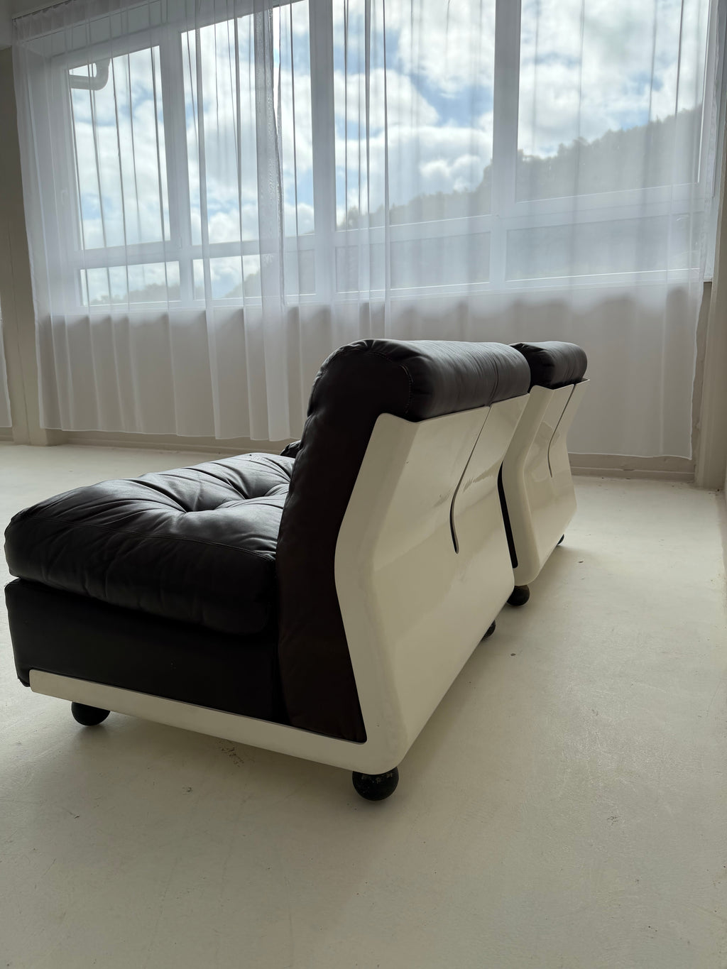 1/5 Vintage Amanta Lounge Chair by Mario Bellini for C&B Italia, Original Leather & Fiberglass, 1970s Italian Design