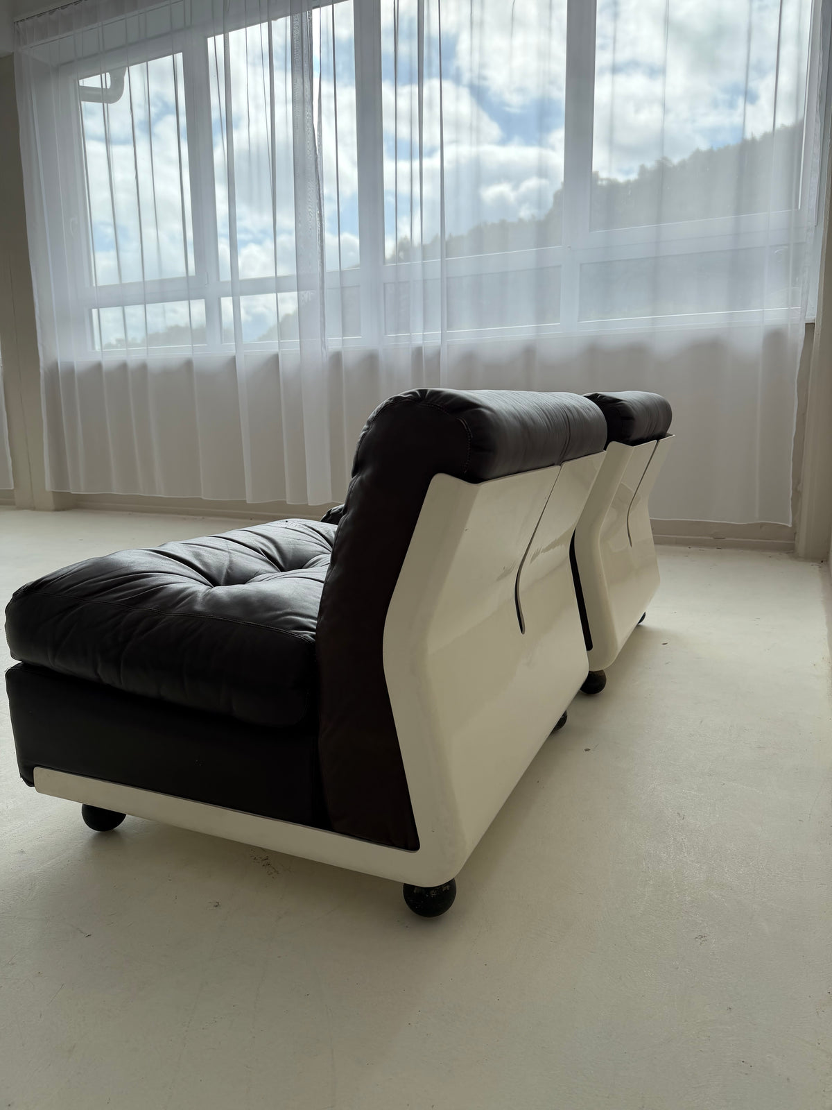 1/5 Vintage Amanta Lounge Chair by Mario Bellini for C&B Italia, Original Leather & Fiberglass, 1970s Italian Design