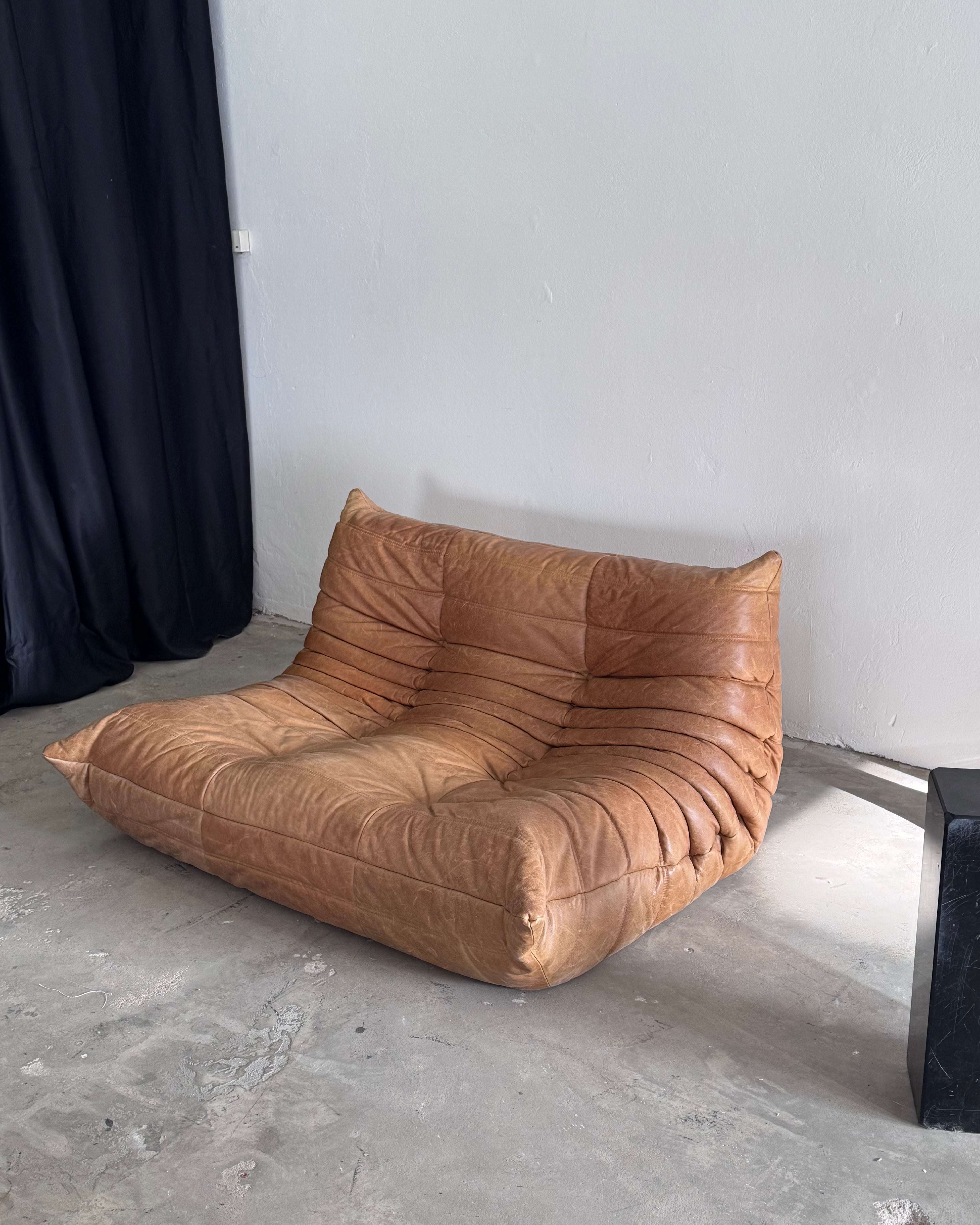 Ligne Roset Cognac Togo Leder Set 2-Sitzer + Corner + Ottoman von Michel Ducaroy