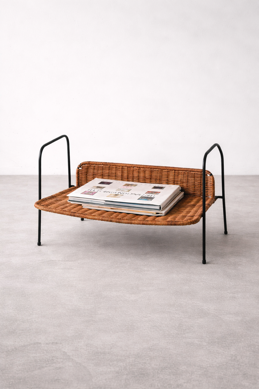 Vintage Zeitschriftenständer von Gian Franco Legler – Metall & Rattan Zeitungsständer, Mid Century Magazinhalter, Italian Design 1960s