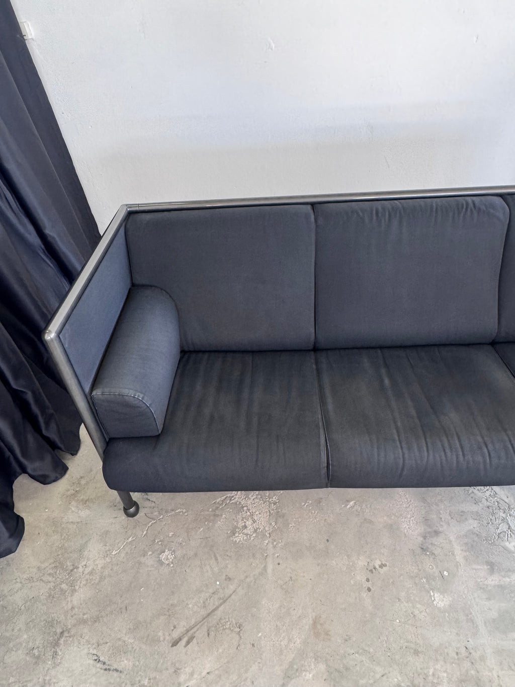 Postmodernes Danube 850 3-Sitzer Sofa von Ettore Sottsass für Cassina, 1992 – Memphis Design Couch, schwarzer Stoff & blaue Seitenpaneele