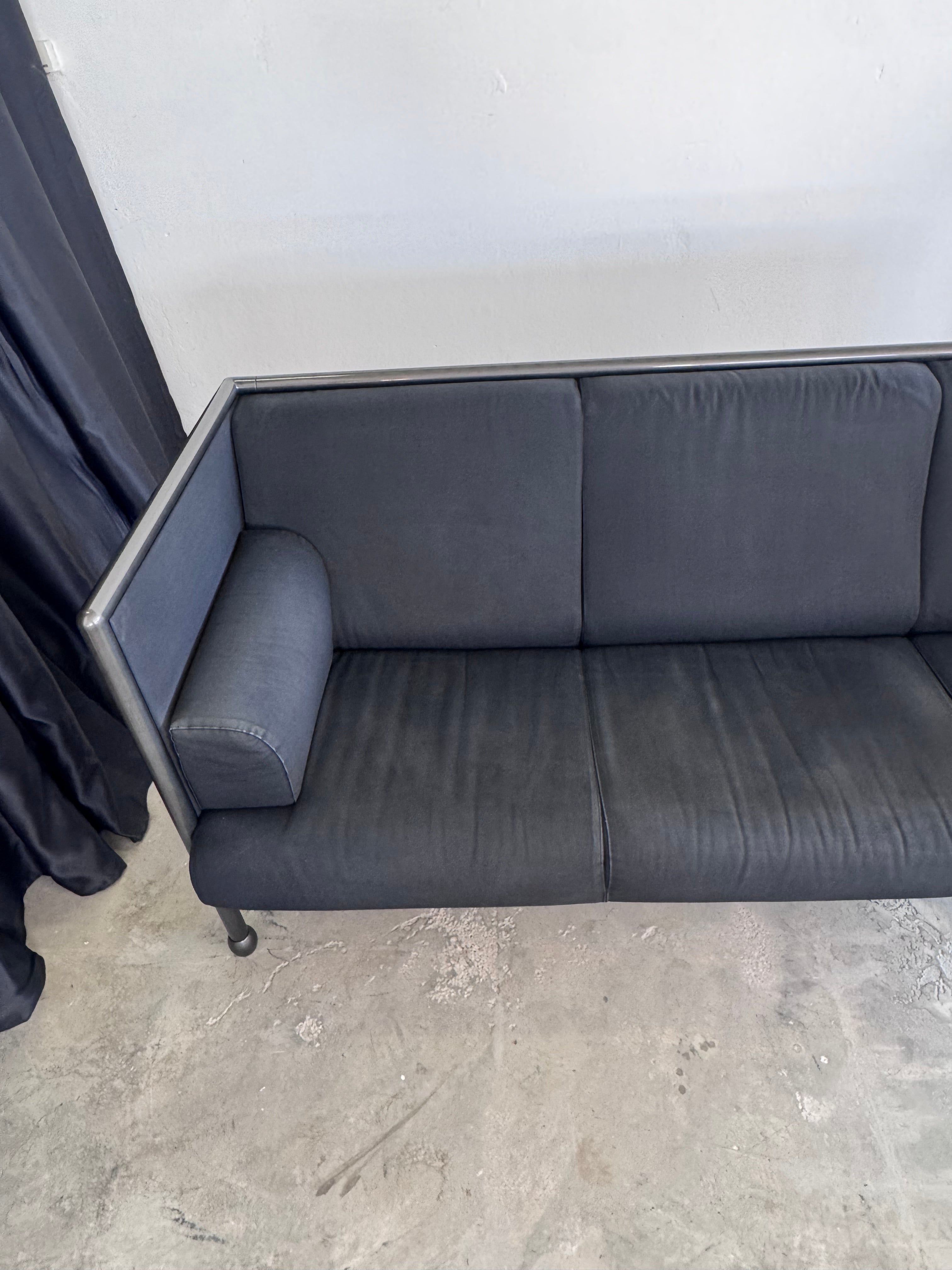 Postmodernes Danube 850 3-Sitzer Sofa von Ettore Sottsass für Cassina, 1992 – Memphis Design Couch, schwarzer Stoff & blaue Seitenpaneele