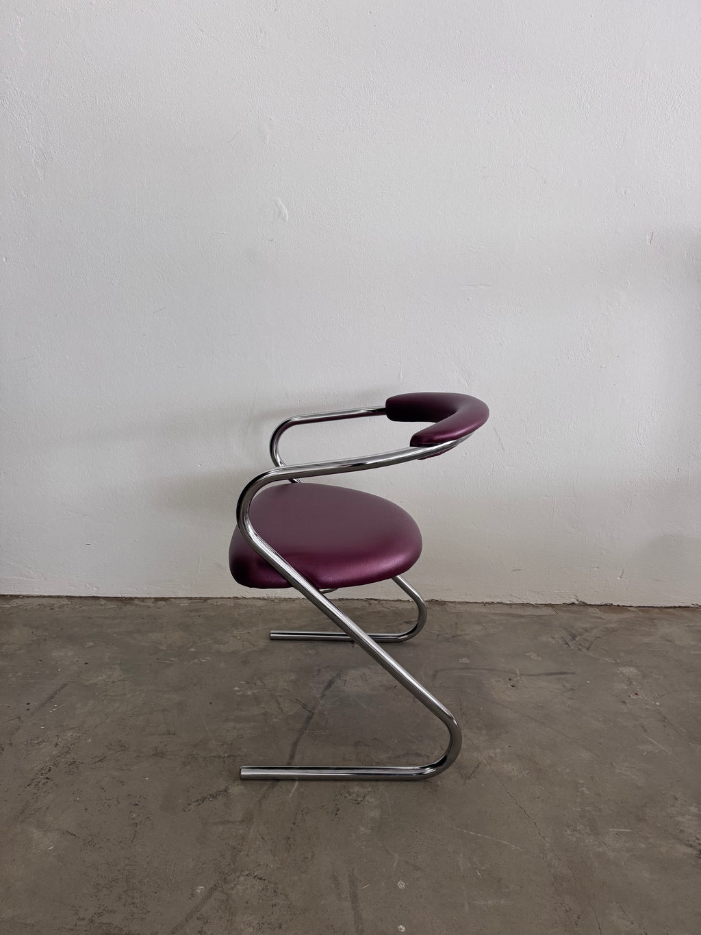 Set of 4 Cantilever Chairs · 1970s · Chrome Frame · Metallic Aubergine Faux Leather · Vintage Space Age