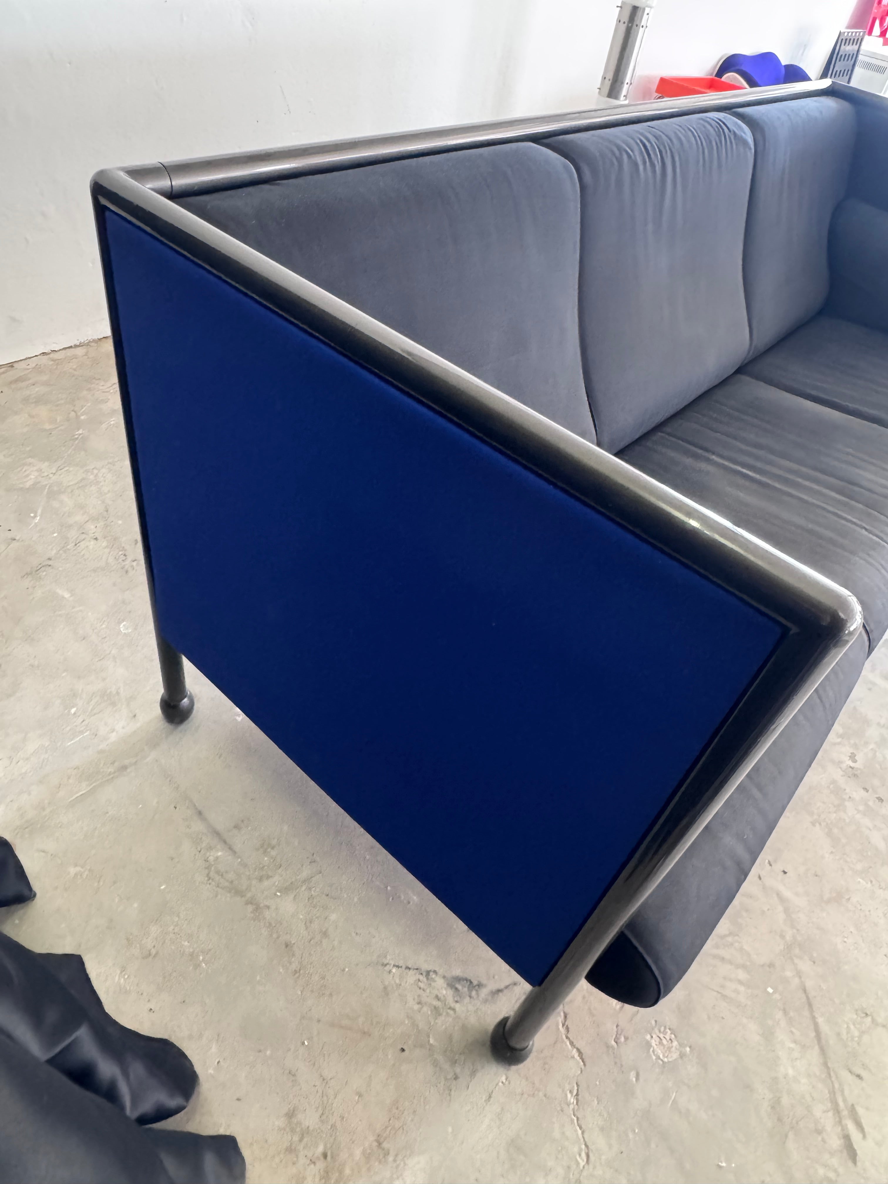 Postmodernes Danube 850 3-Sitzer Sofa von Ettore Sottsass für Cassina, 1992 – Memphis Design Couch, schwarzer Stoff & blaue Seitenpaneele