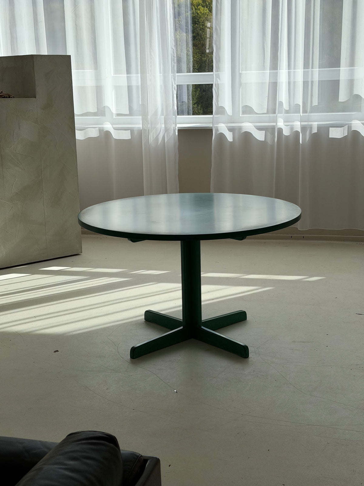 Grüner Thonet Esstisch Vintage – Mid-Century Designklassiker, Ø 120 cm, passend zu grünen Geflechtstühlen