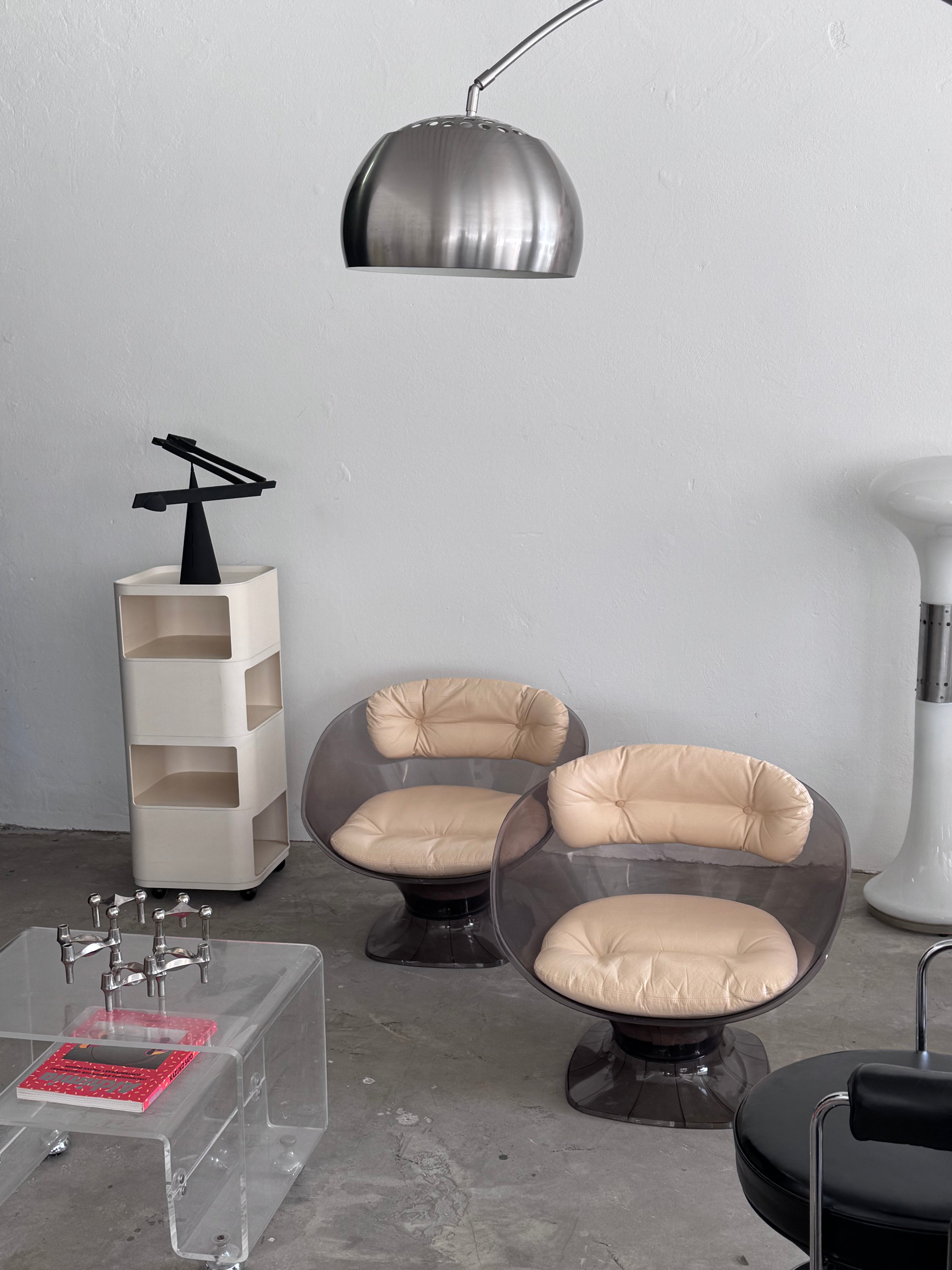 Raphaël Raffel Lounge Sessel, 1960er – Rauchfarbenes Acryl & Leder