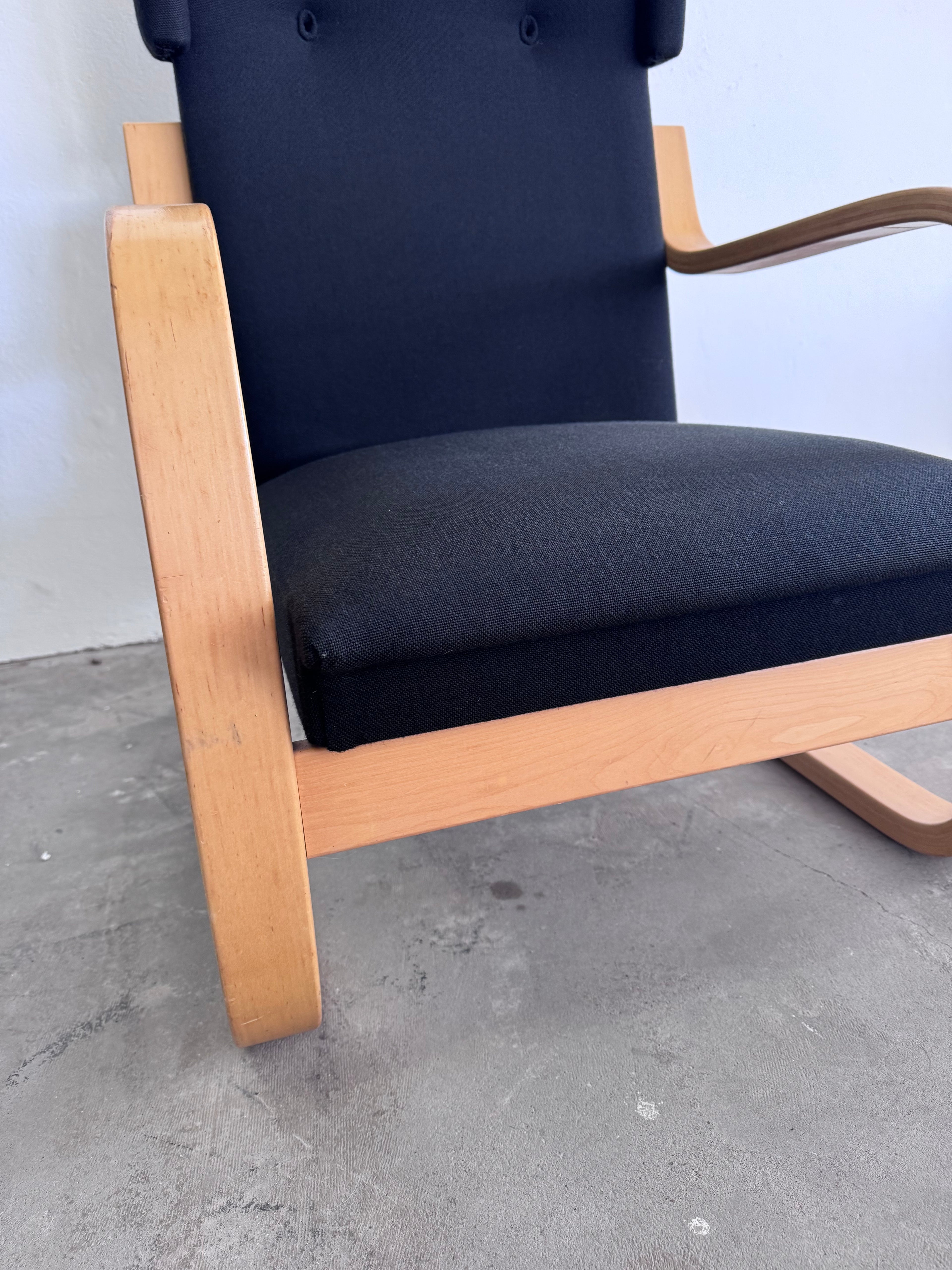 Alvar Aalto 36/401 Freischwinger Sessel für Artek, 1950er – Birke & schwarzer Stoff, Mid-Century Design