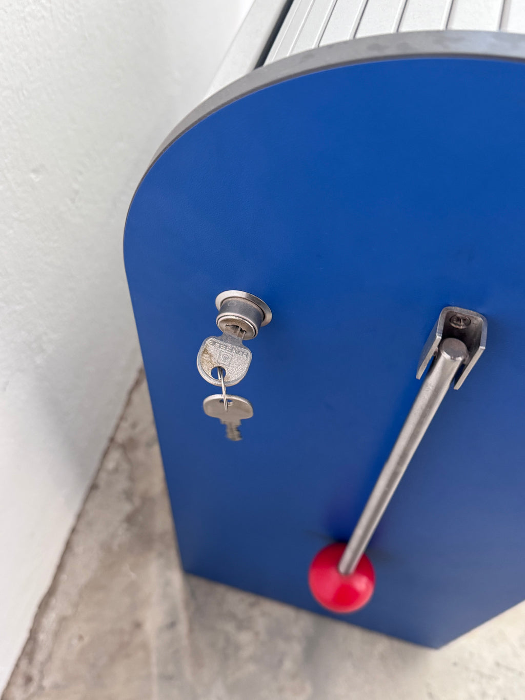 Memphis Stil Rollcontainer von Achimer Werkstätten – Postmodernes Design Bürocontainer in Blau & Grau, abschließbar