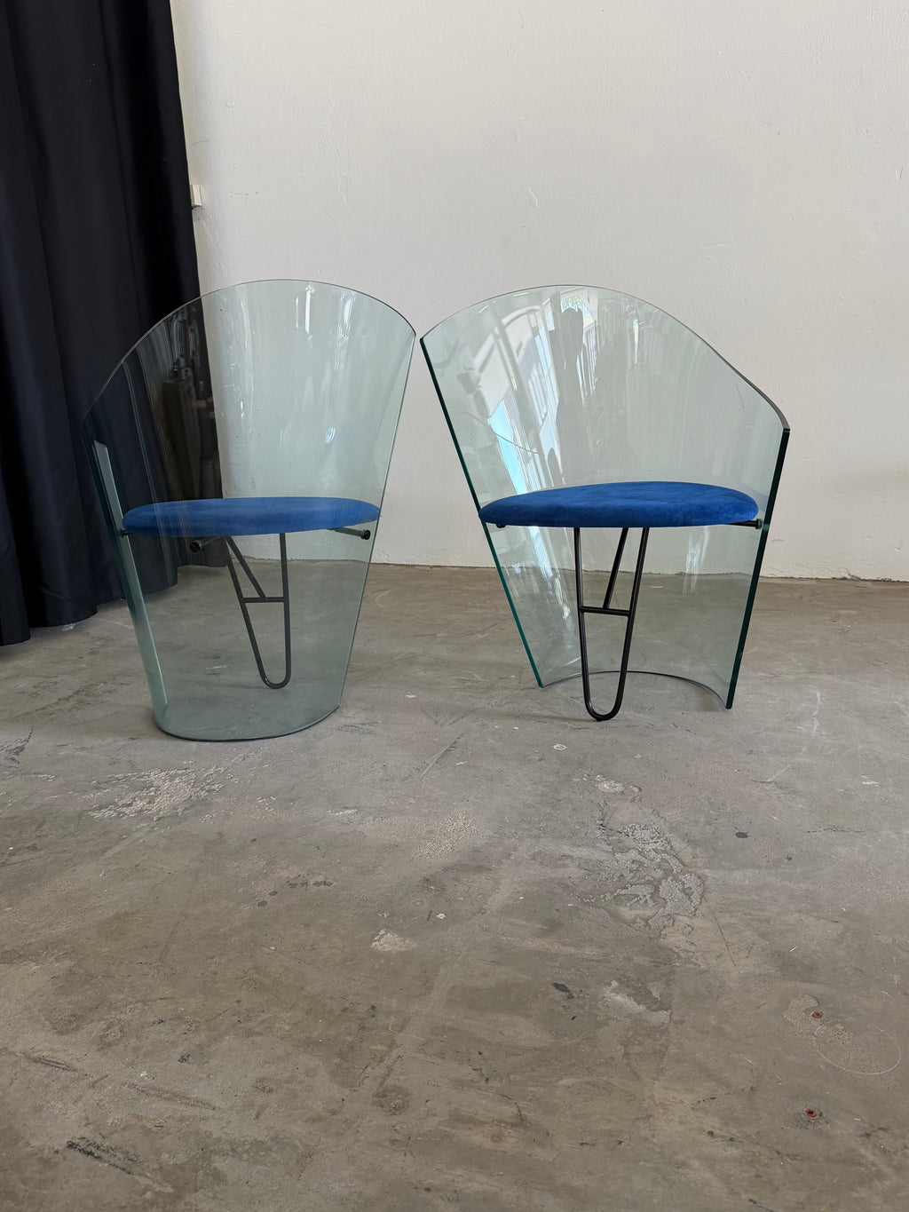 Rare Italian Orion Glass Chair, 1995 – Postmodern Curved Glass Armchair, Blue Alcantara