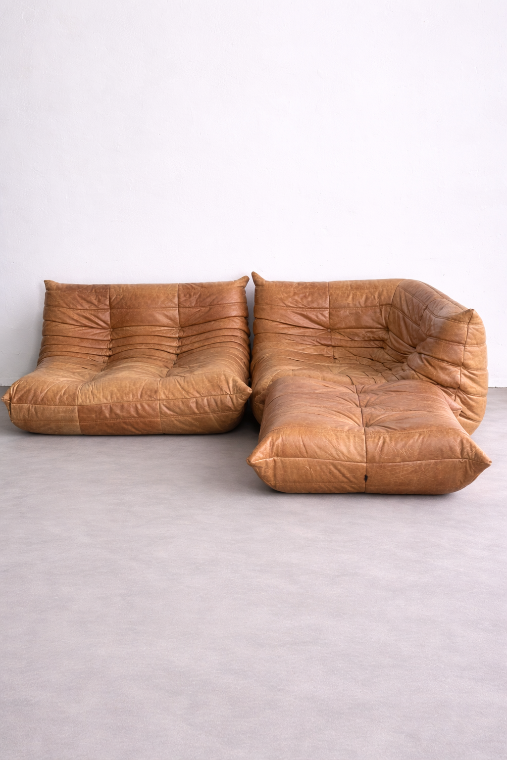 Ligne Roset Cognac Togo Leder Set 2-Sitzer + Corner + Ottoman von Michel Ducaroy