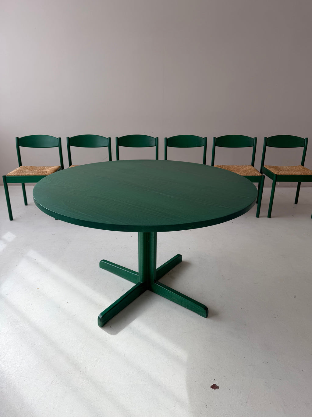 Grüner Thonet Esstisch Vintage – Mid-Century Designklassiker, Ø 120 cm, passend zu grünen Geflechtstühlen