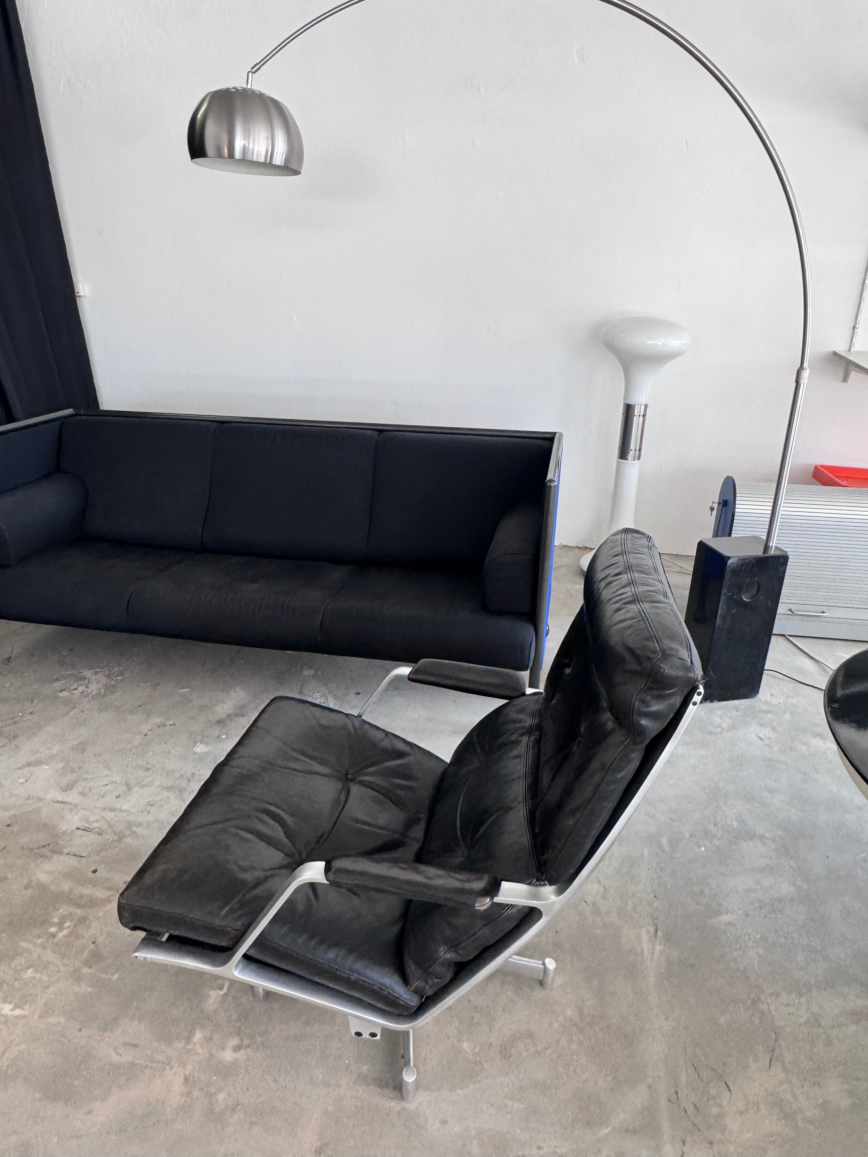 Postmodernes Danube 850 3-Sitzer Sofa von Ettore Sottsass für Cassina, 1992 – Memphis Design Couch, schwarzer Stoff & blaue Seitenpaneele
