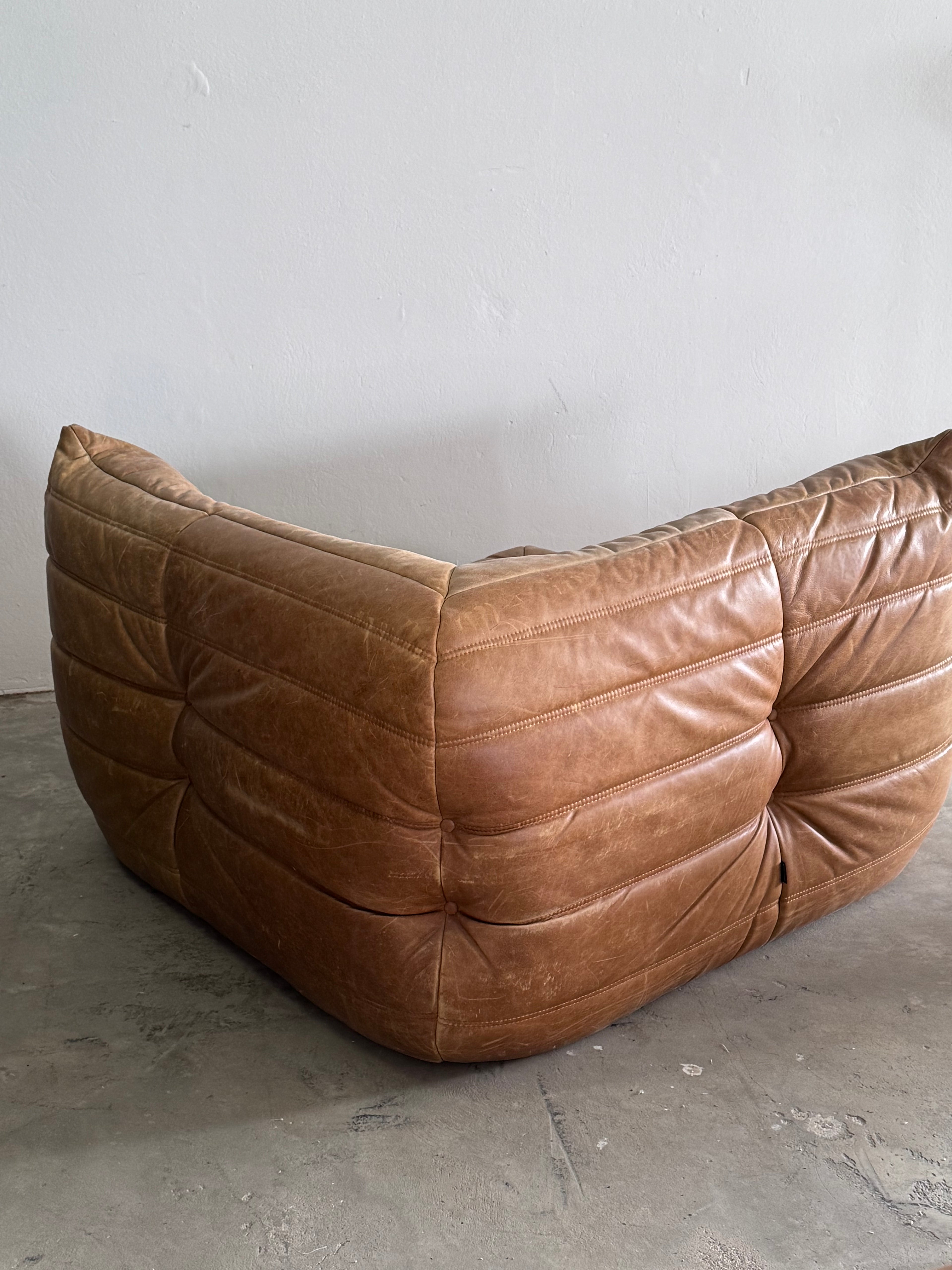 Ligne Roset Cognac Togo Leder Set 2-Sitzer + Corner + Ottoman von Michel Ducaroy
