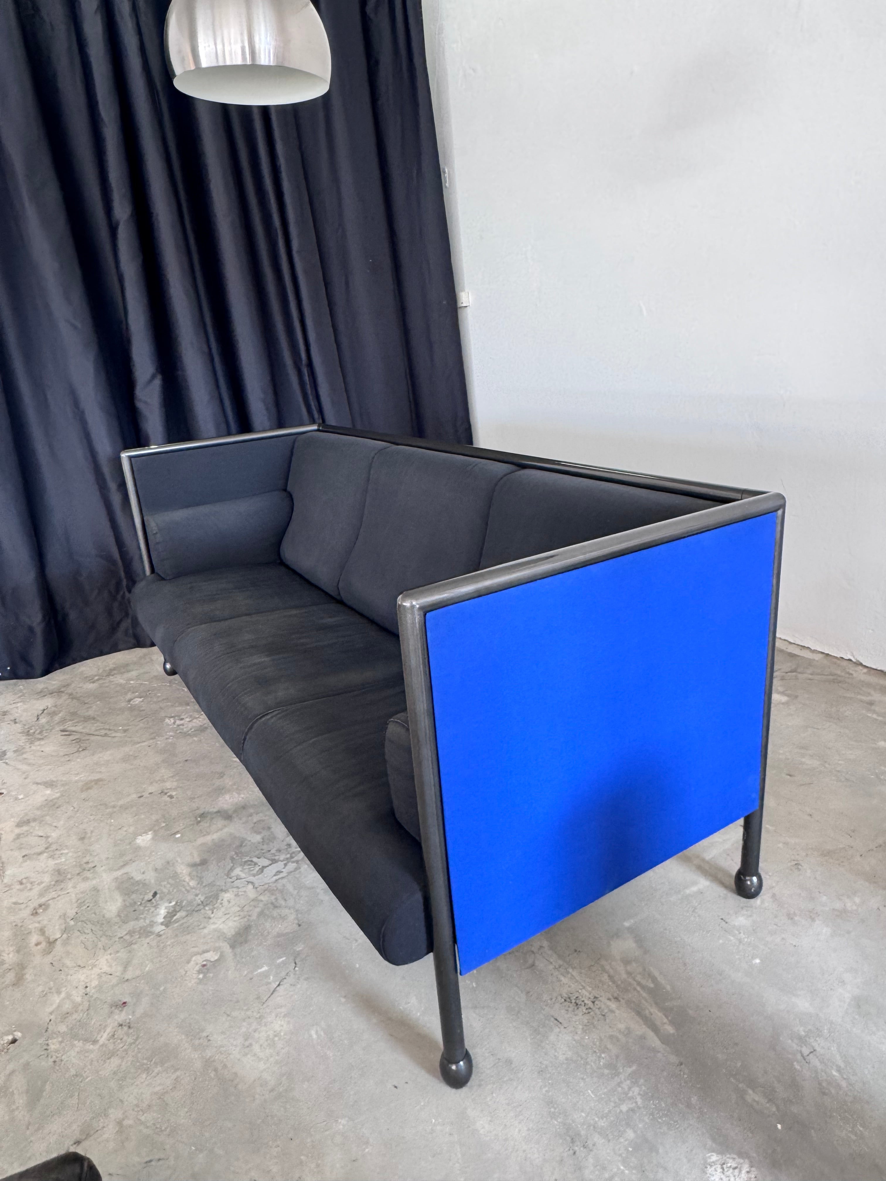 Postmodernes Danube 850 3-Sitzer Sofa von Ettore Sottsass für Cassina, 1992 – Memphis Design Couch, schwarzer Stoff & blaue Seitenpaneele