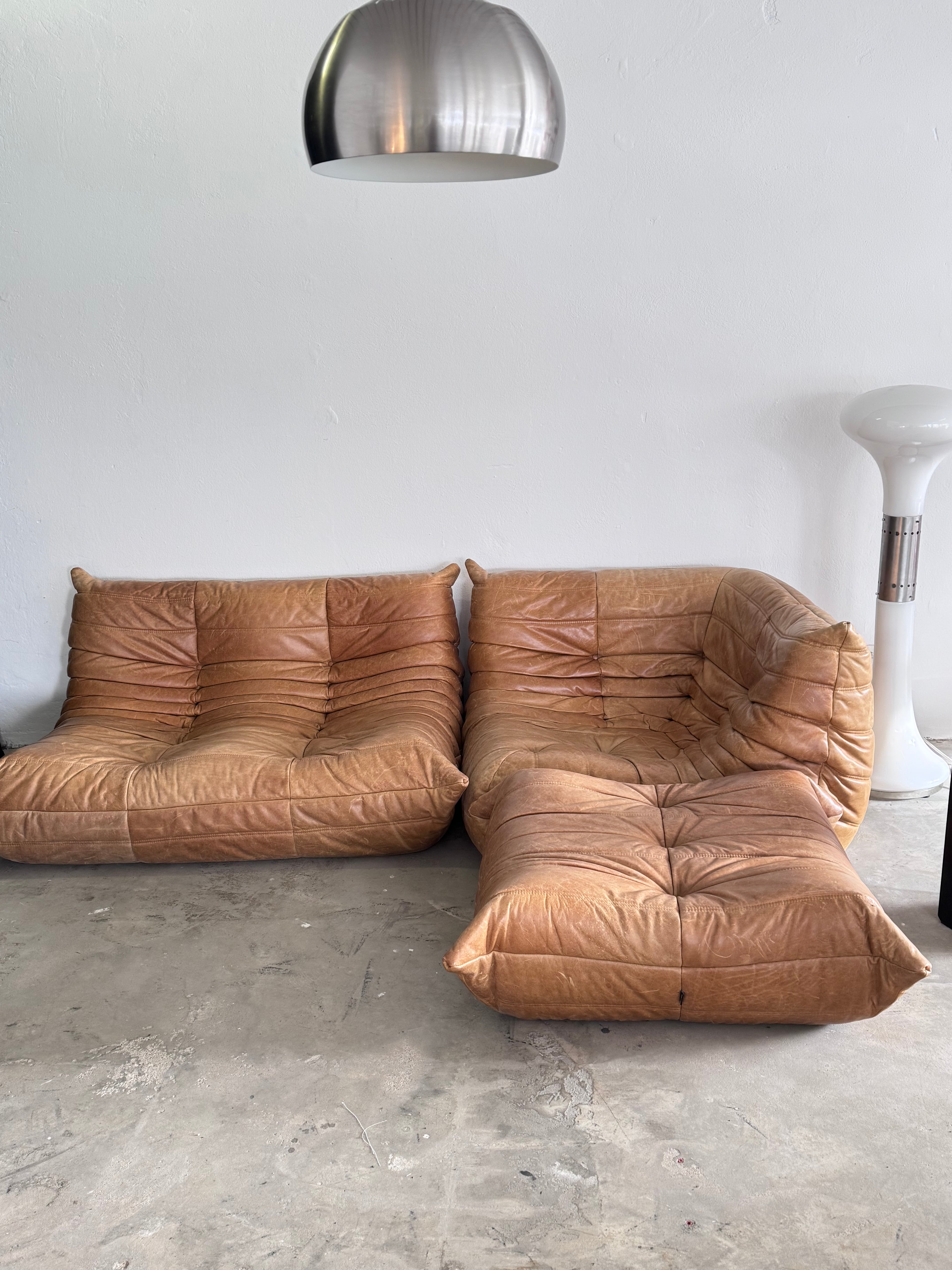 Ligne Roset Cognac Togo Leder Set 2-Sitzer + Corner + Ottoman von Michel Ducaroy