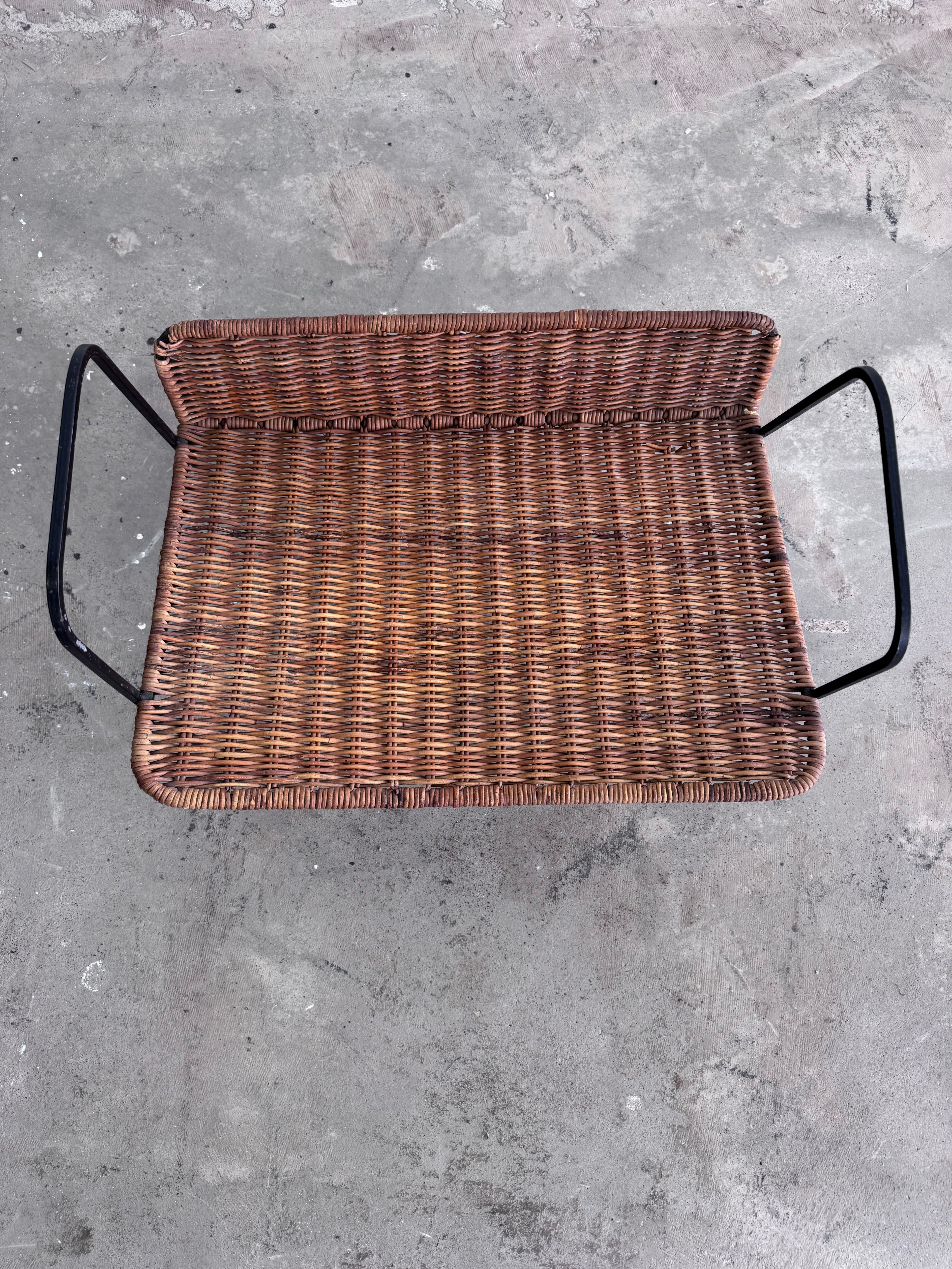 Vintage Zeitschriftenständer von Gian Franco Legler – Metall & Rattan Zeitungsständer, Mid Century Magazinhalter, Italian Design 1960s