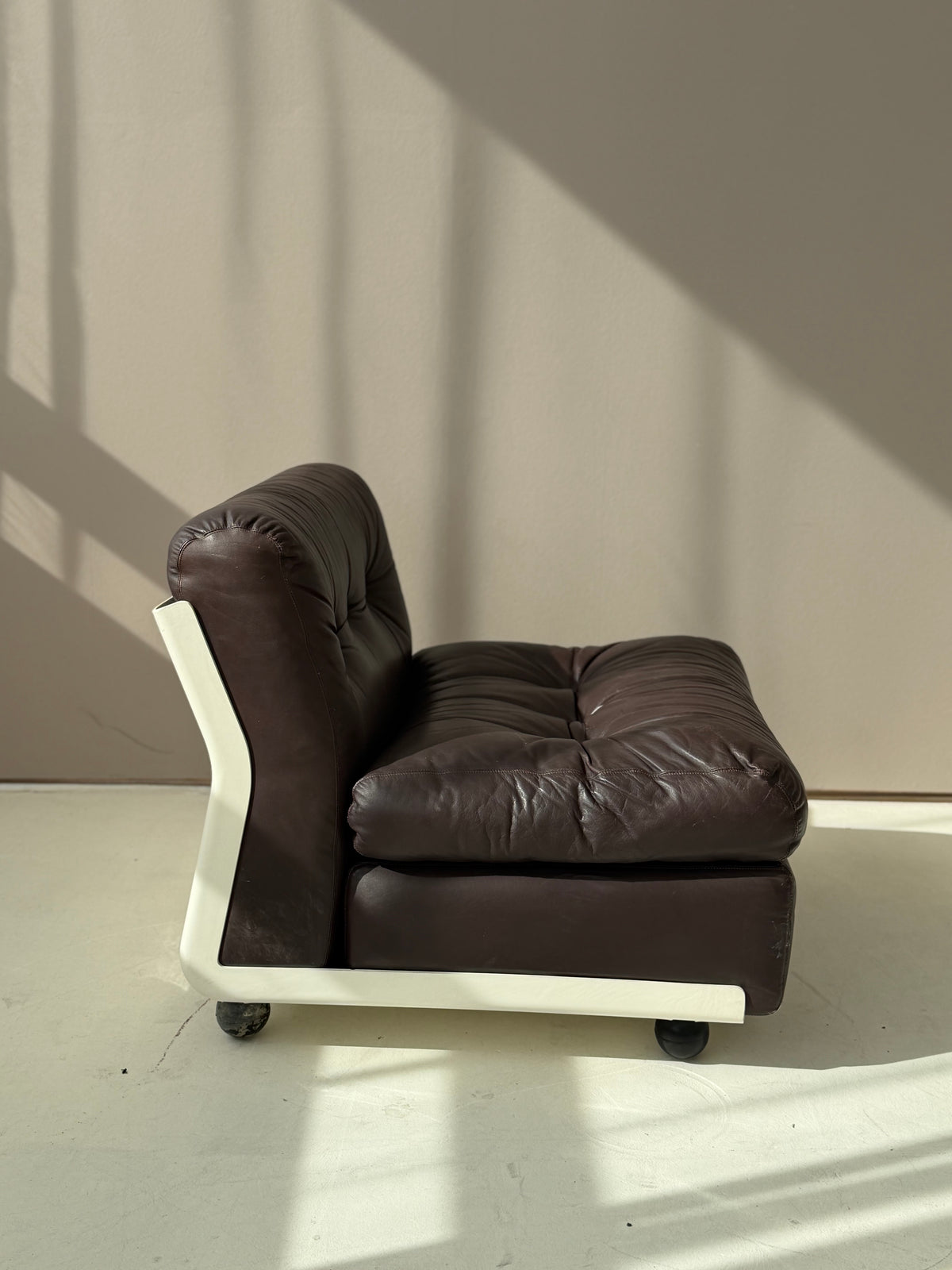 1/5 Vintage Amanta Lounge Chair by Mario Bellini for C&B Italia, Original Leather & Fiberglass, 1970s Italian Design