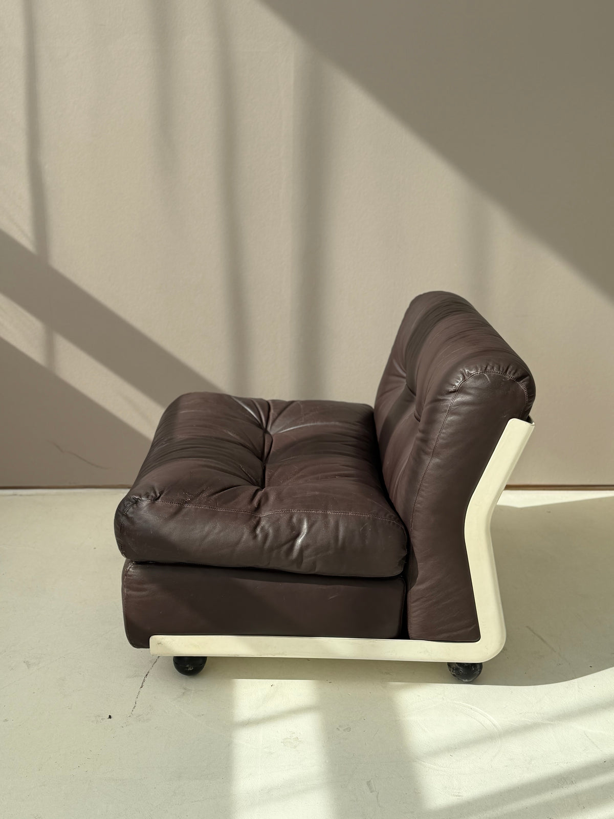 1/5 Vintage Amanta Lounge Chair by Mario Bellini for C&B Italia, Original Leather & Fiberglass, 1970s Italian Design