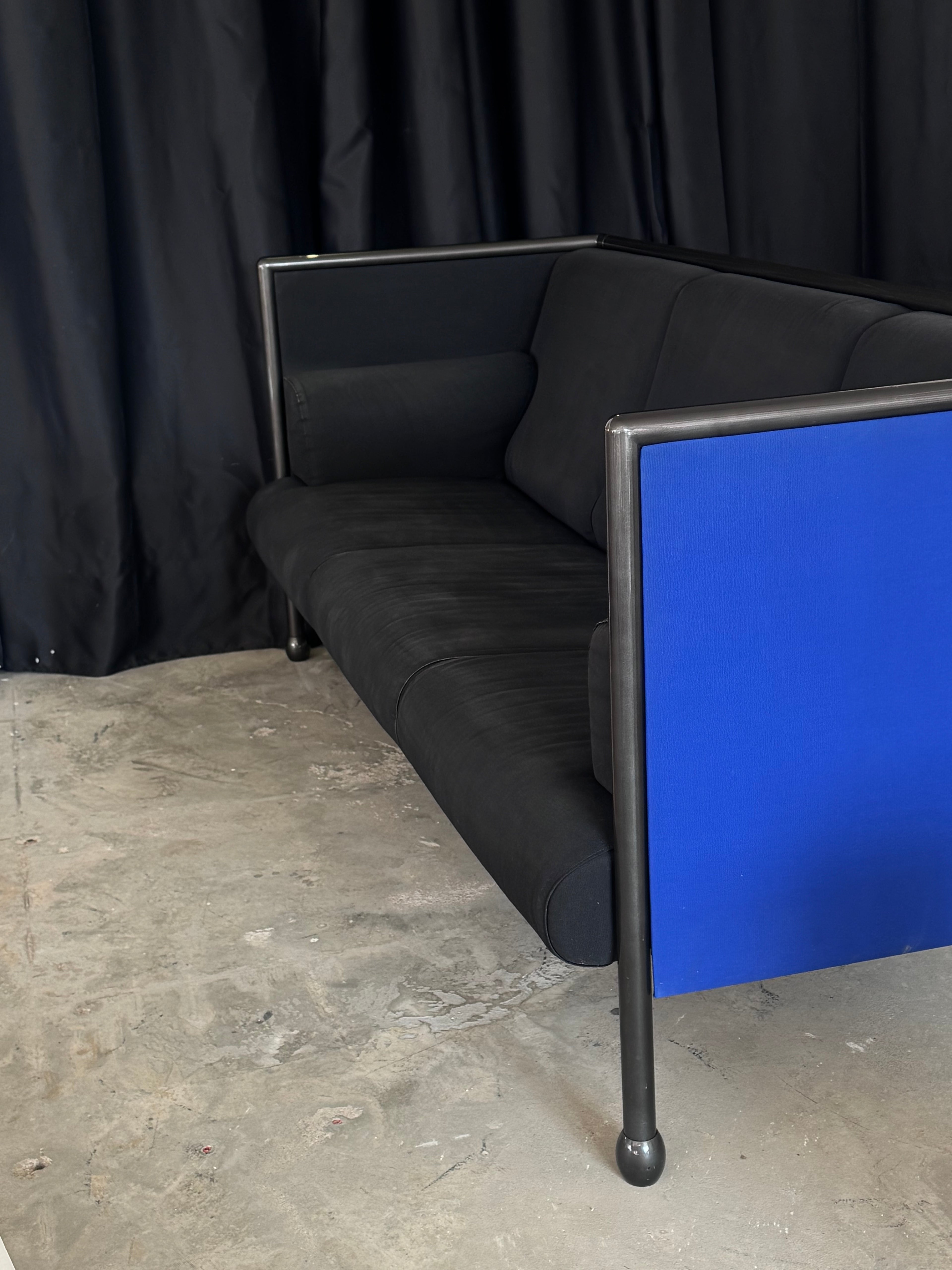 Postmodernes Danube 850 3-Sitzer Sofa von Ettore Sottsass für Cassina, 1992 – Memphis Design Couch, schwarzer Stoff & blaue Seitenpaneele