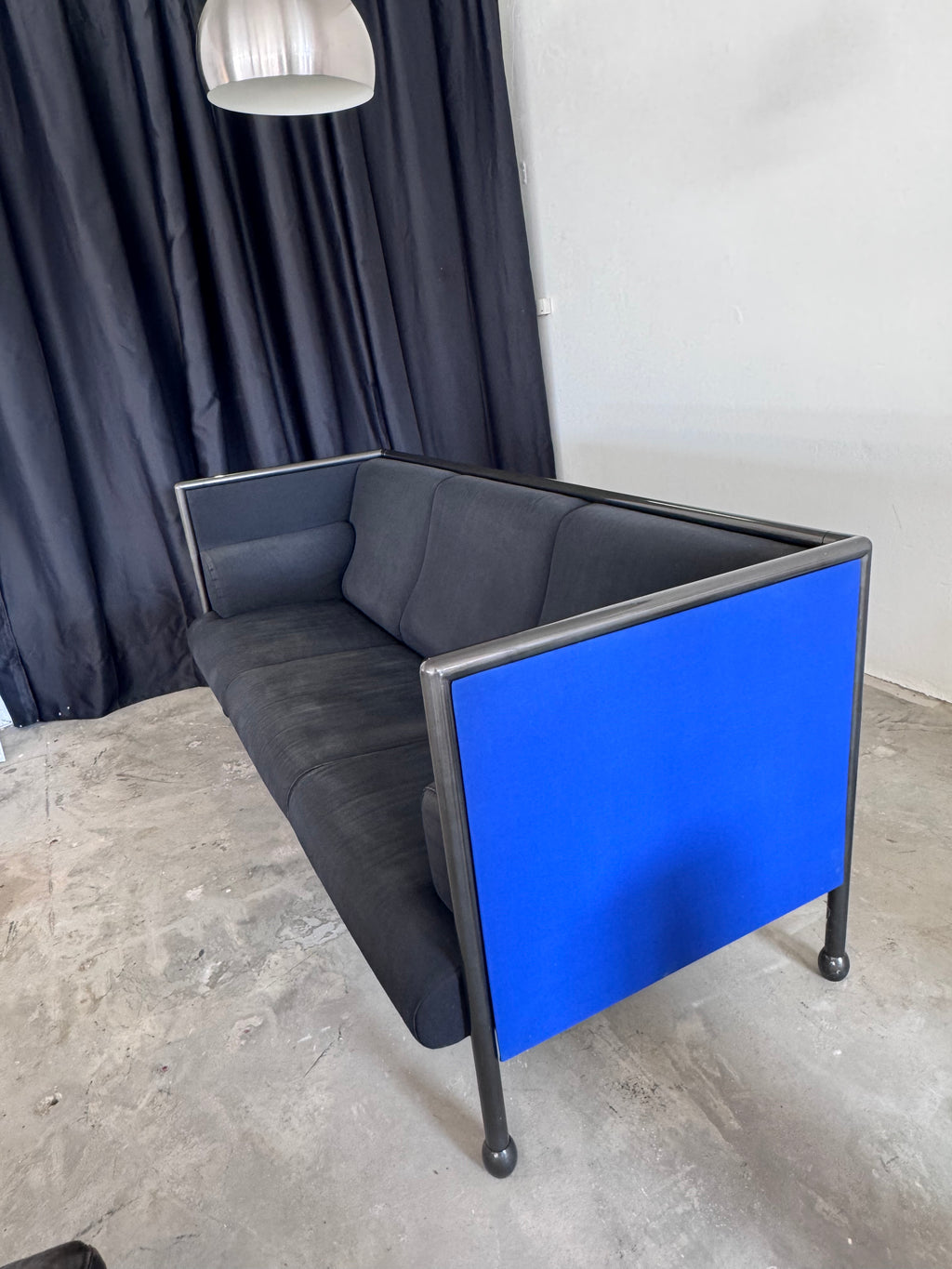 Postmodernes Danube 850 3-Sitzer Sofa von Ettore Sottsass für Cassina, 1992 – Memphis Design Couch, schwarzer Stoff & blaue Seitenpaneele