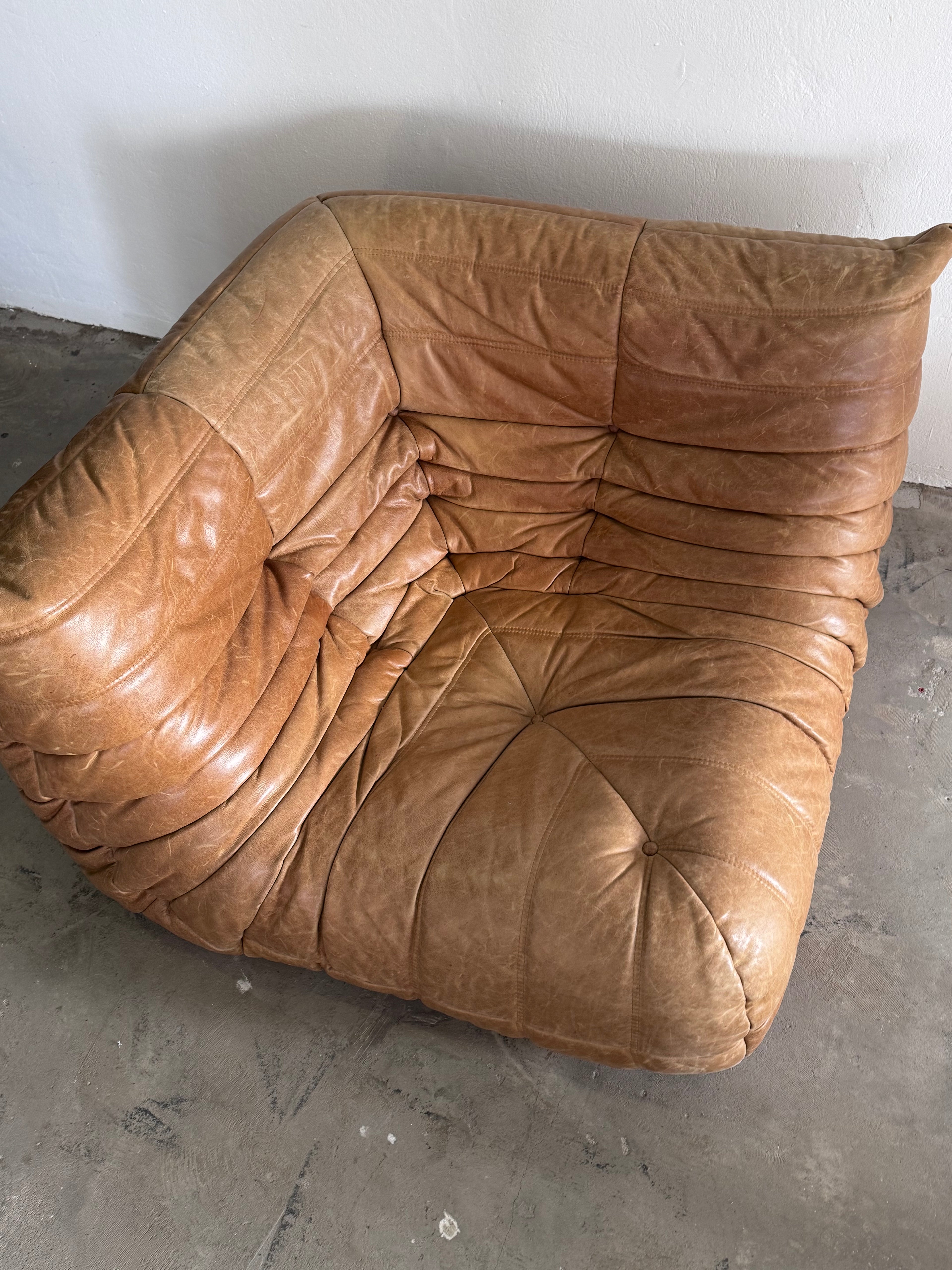 Ligne Roset Cognac Togo Leder Set 2-Sitzer + Corner + Ottoman von Michel Ducaroy