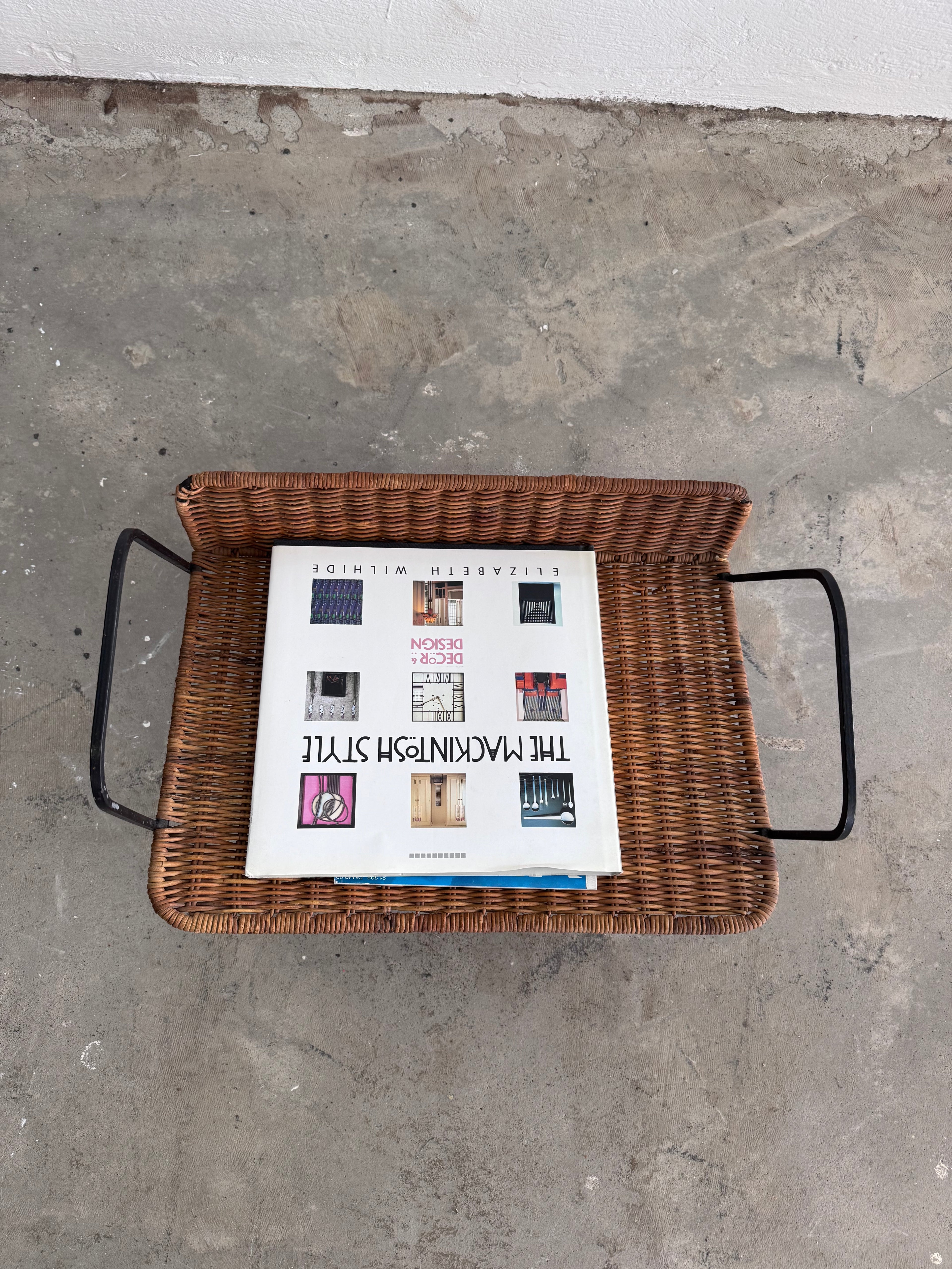 Vintage Zeitschriftenständer von Gian Franco Legler – Metall & Rattan Zeitungsständer, Mid Century Magazinhalter, Italian Design 1960s