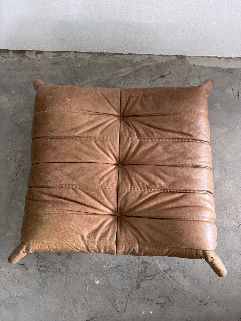 Ligne Roset Cognac Togo Leder Set 2-Sitzer + Corner + Ottoman von Michel Ducaroy