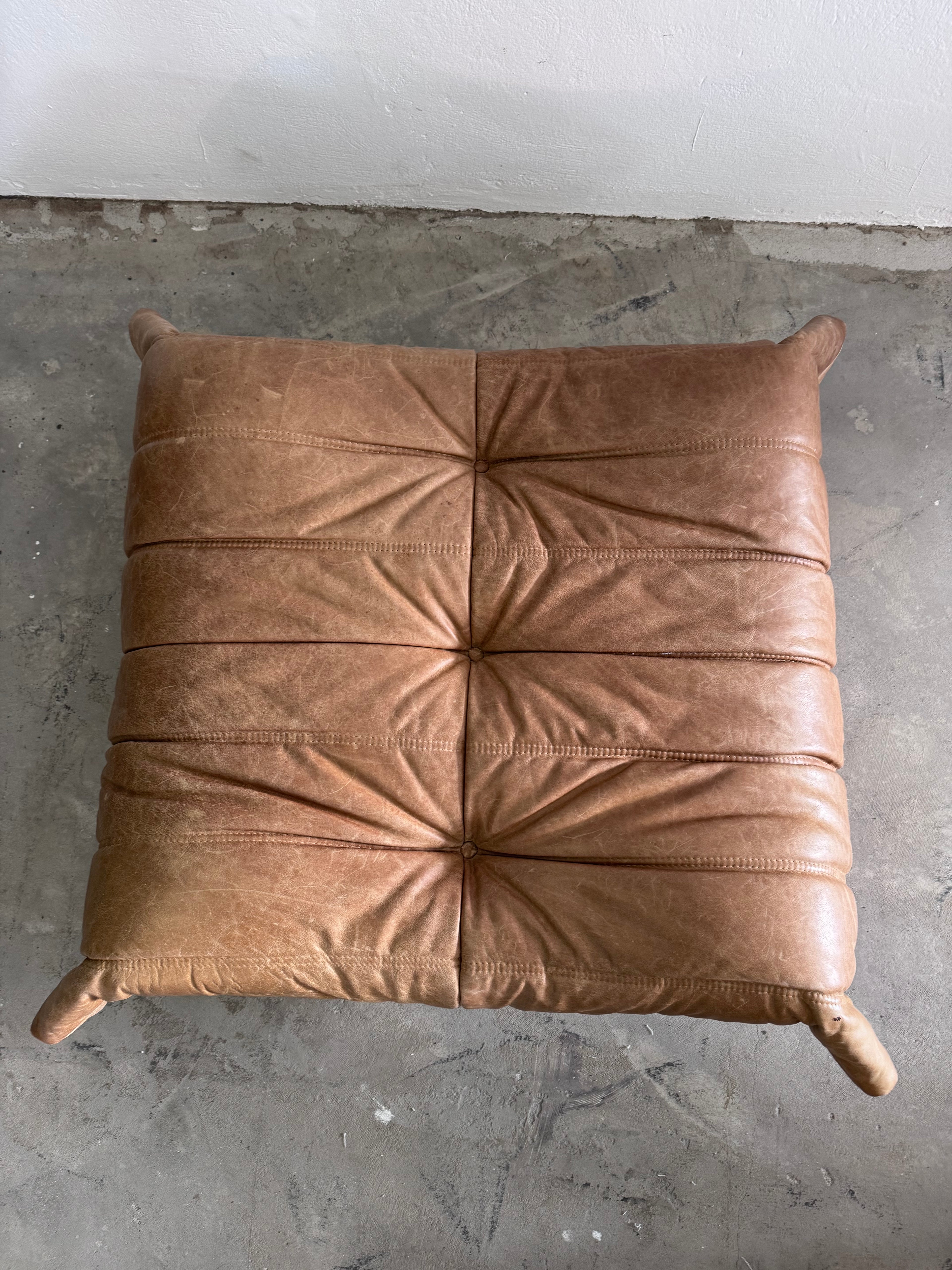 Ligne Roset Cognac Togo Leder Set 2-Sitzer + Corner + Ottoman von Michel Ducaroy