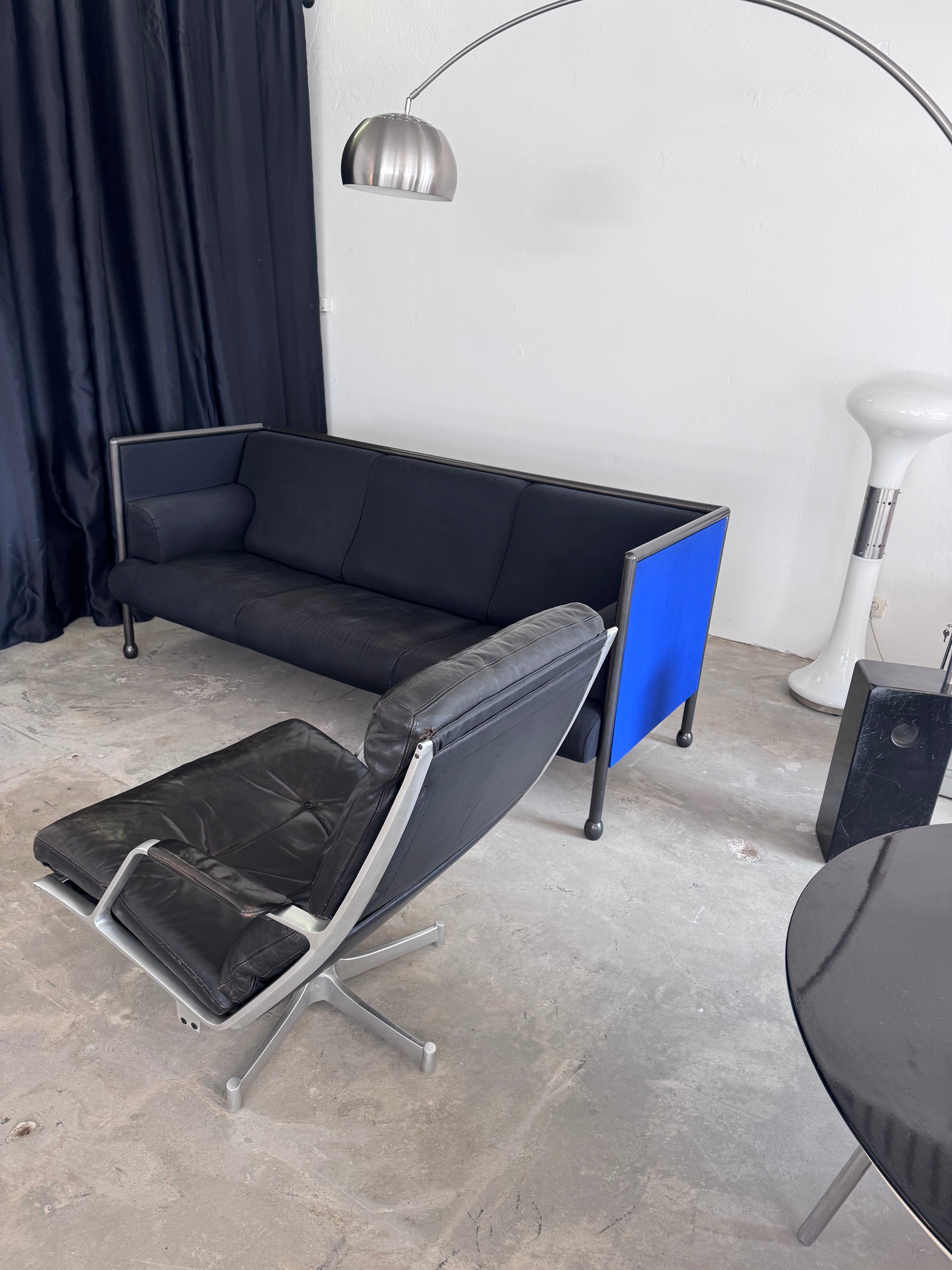 Postmodernes Danube 850 3-Sitzer Sofa von Ettore Sottsass für Cassina, 1992 – Memphis Design Couch, schwarzer Stoff & blaue Seitenpaneele