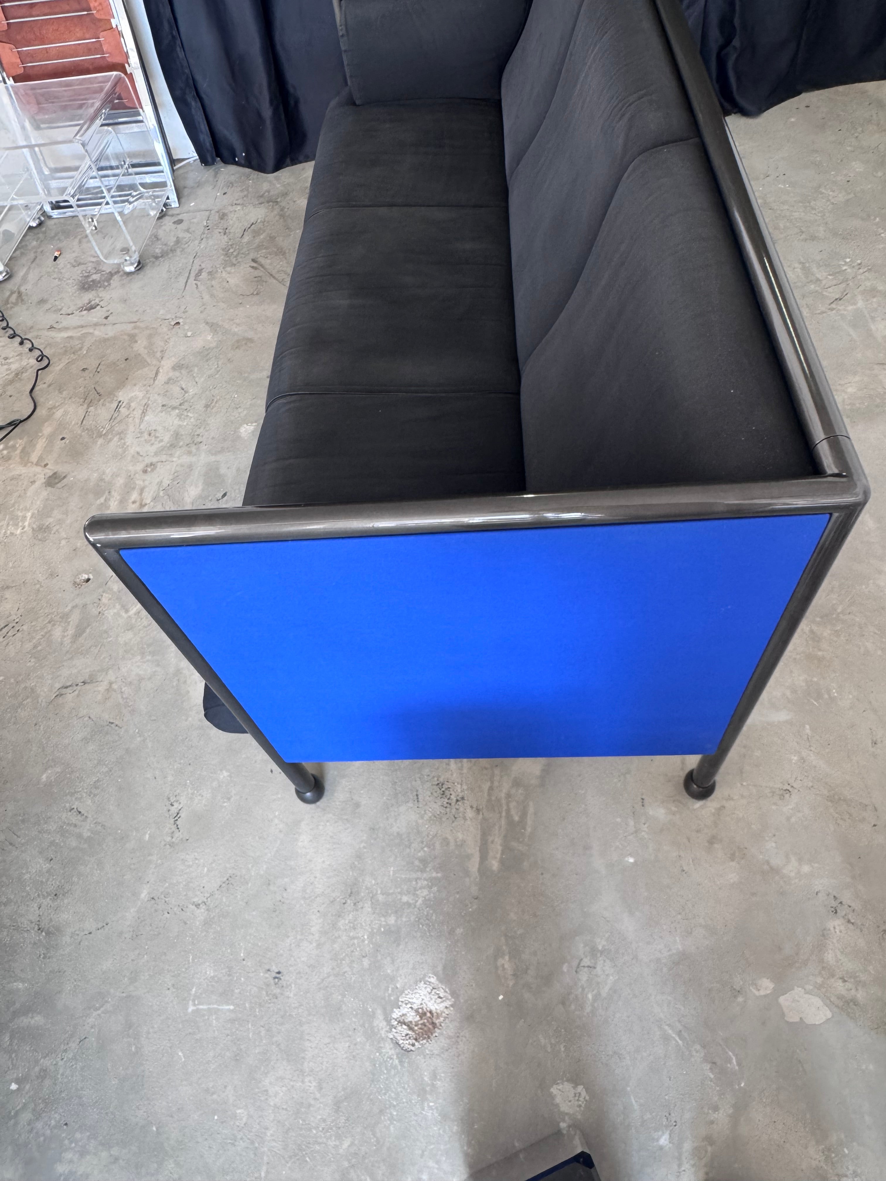 Postmodernes Danube 850 3-Sitzer Sofa von Ettore Sottsass für Cassina, 1992 – Memphis Design Couch, schwarzer Stoff & blaue Seitenpaneele
