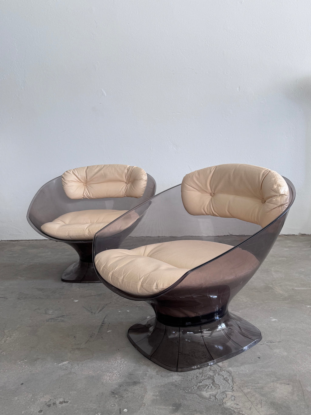Raphaël Raffel Lounge Sessel, 1960er – Rauchfarbenes Acryl & Leder