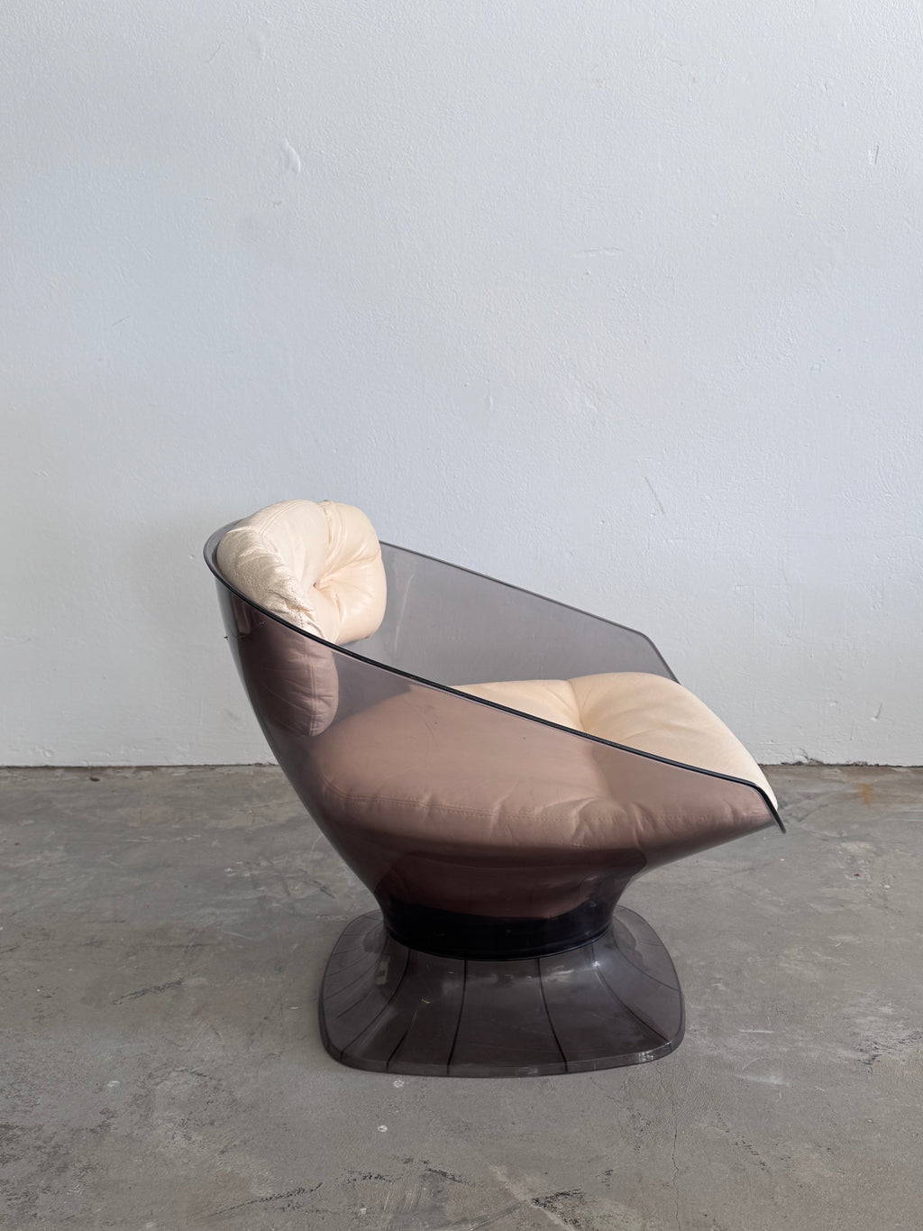 Raphaël Raffel Lounge Sessel, 1960er – Rauchfarbenes Acryl & Leder