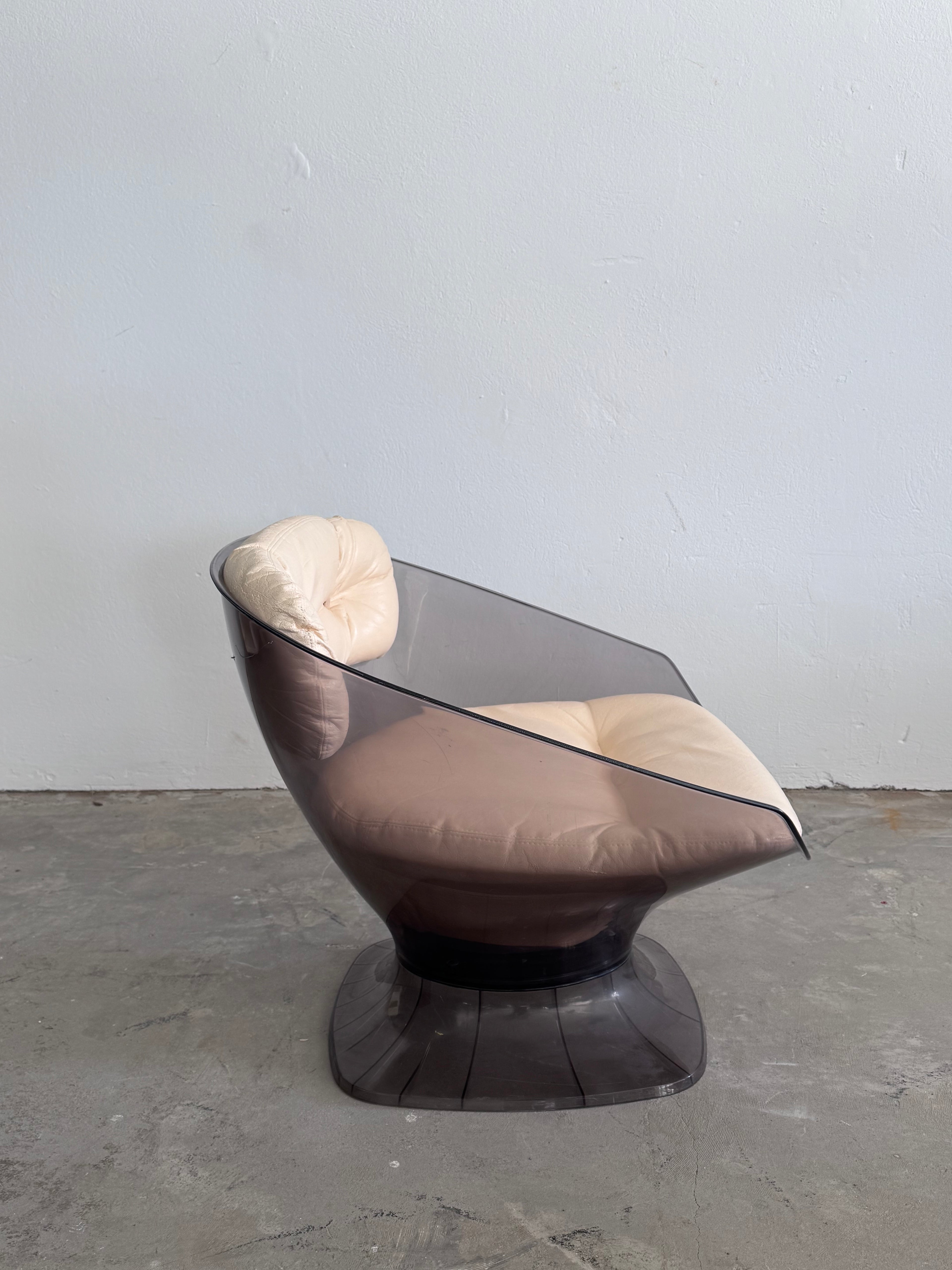Raphaël Raffel Lounge Sessel, 1960er – Rauchfarbenes Acryl & Leder