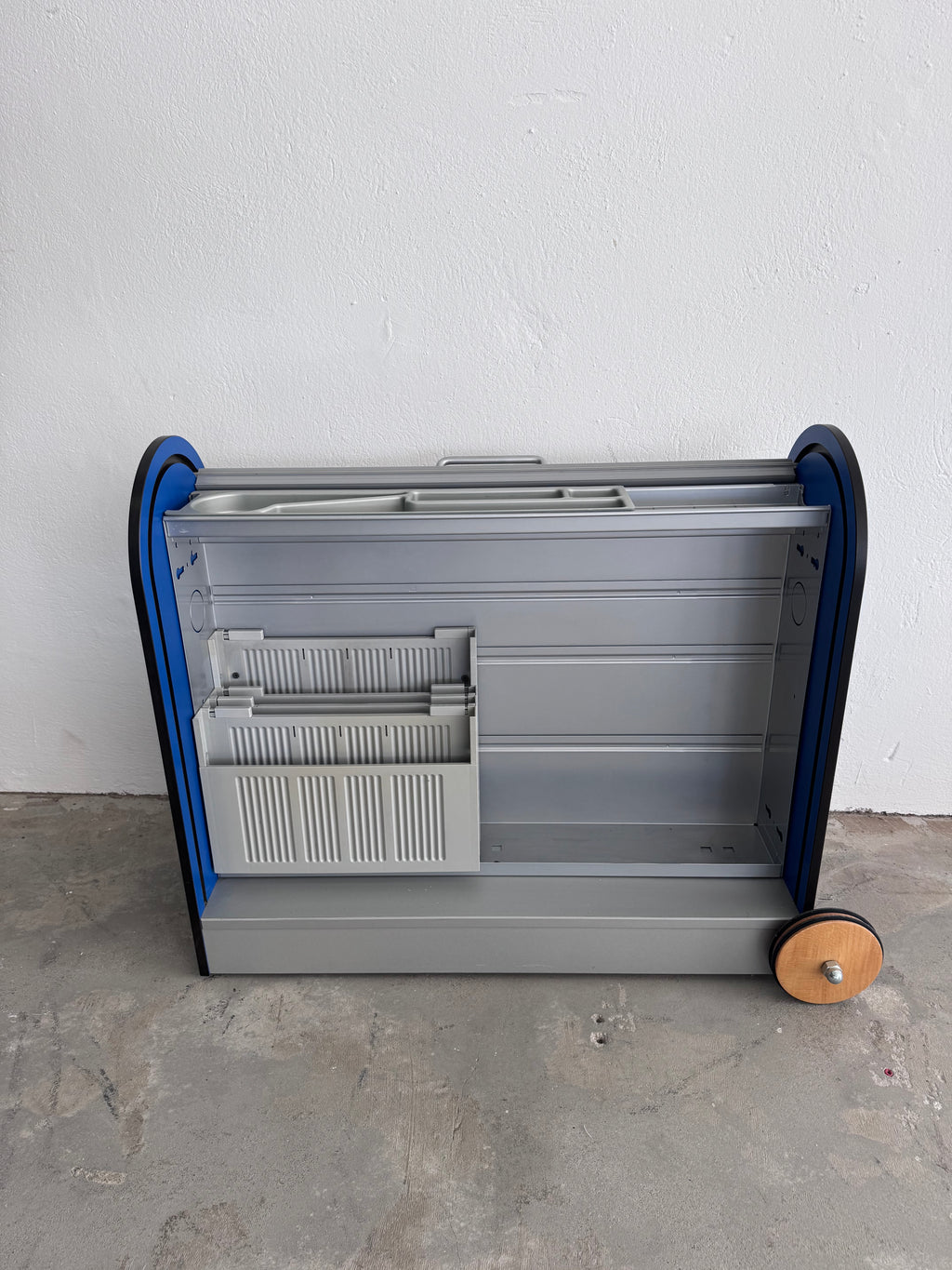 Memphis Stil Rollcontainer von Achimer Werkstätten – Postmodernes Design Bürocontainer in Blau & Grau, abschließbar