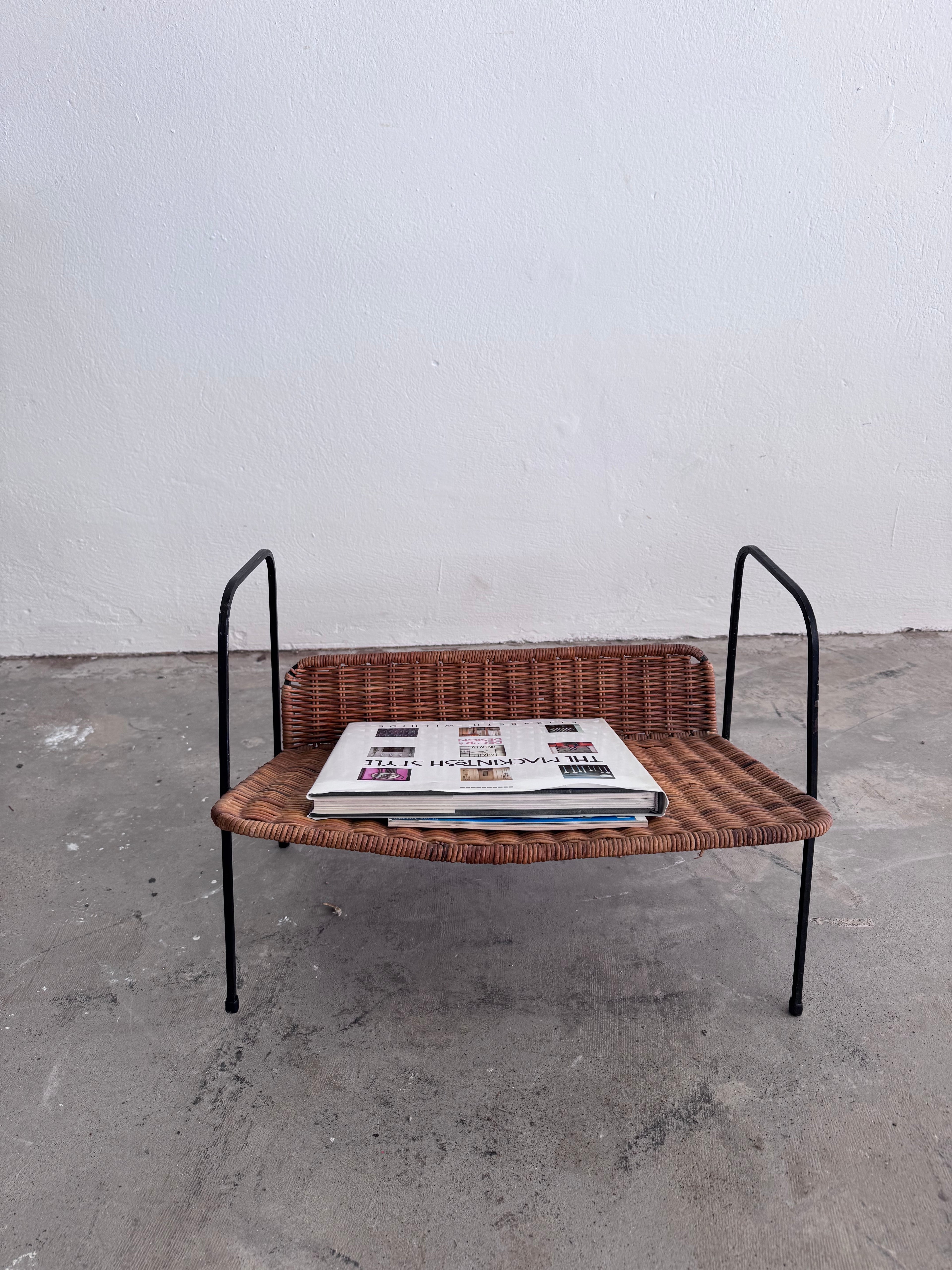Vintage Zeitschriftenständer von Gian Franco Legler – Metall & Rattan Zeitungsständer, Mid Century Magazinhalter, Italian Design 1960s