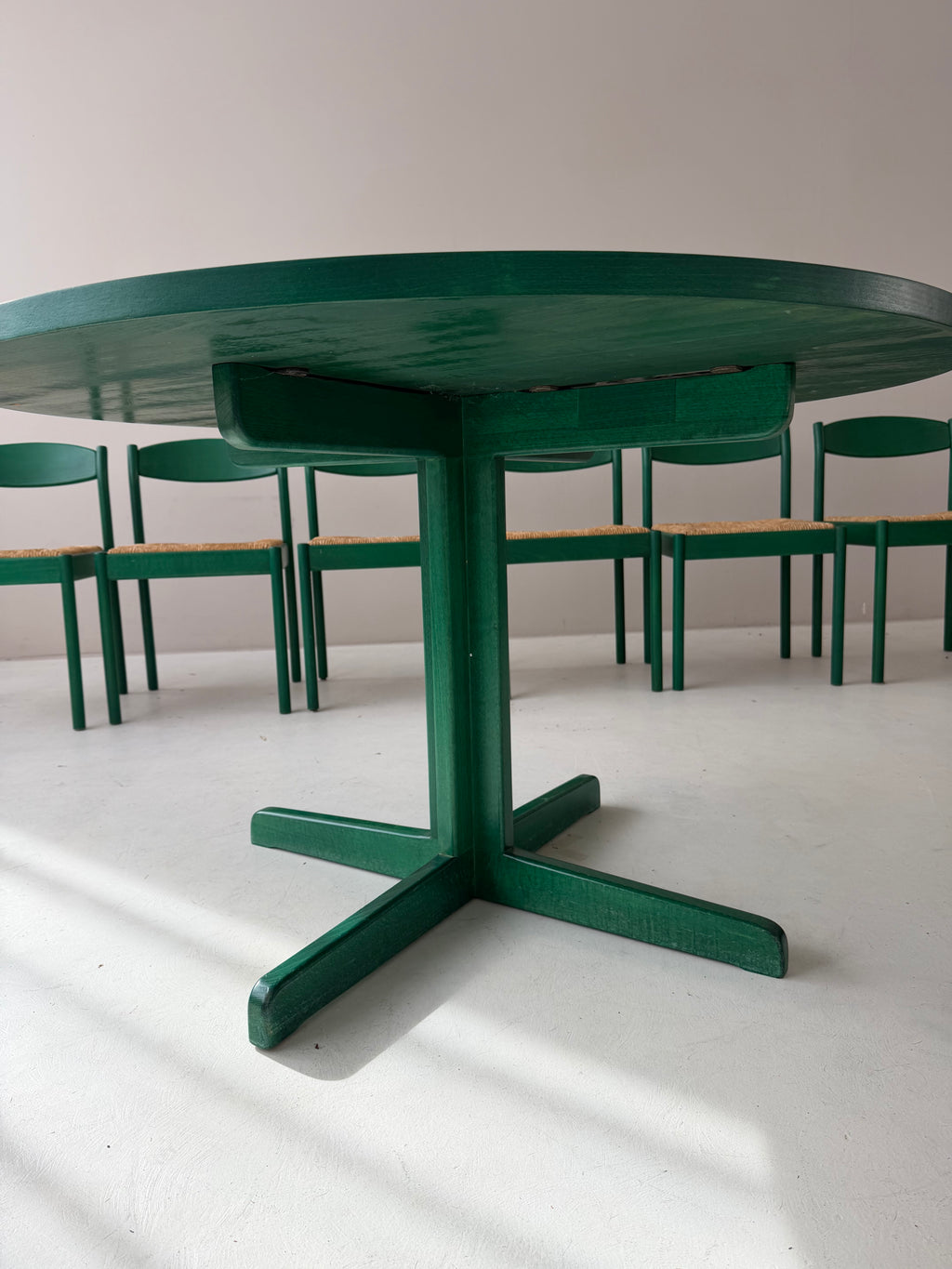 Grüner Thonet Esstisch Vintage – Mid-Century Designklassiker, Ø 120 cm, passend zu grünen Geflechtstühlen