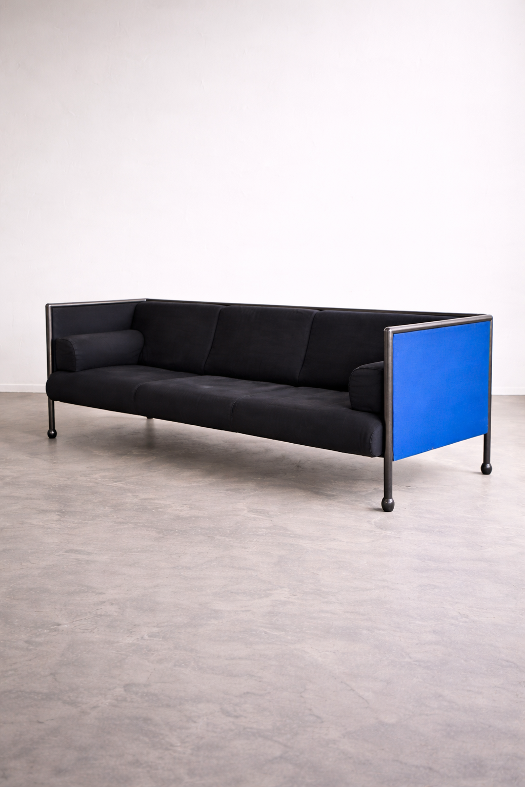 Postmodernes Danube 850 3-Sitzer Sofa von Ettore Sottsass für Cassina, 1992 – Memphis Design Couch, schwarzer Stoff & blaue Seitenpaneele