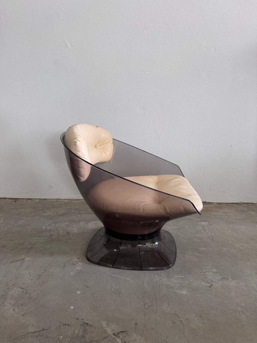 Raphaël Raffel Lounge Sessel, 1960er – Rauchfarbenes Acryl & Leder