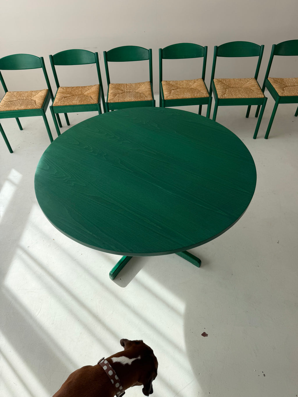 Grüner Thonet Esstisch Vintage – Mid-Century Designklassiker, Ø 120 cm, passend zu grünen Geflechtstühlen