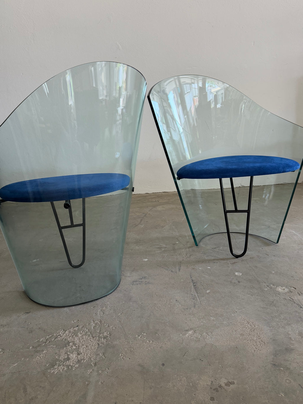 Rare Italian Orion Glass Chair, 1995 – Postmodern Curved Glass Armchair, Blue Alcantara
