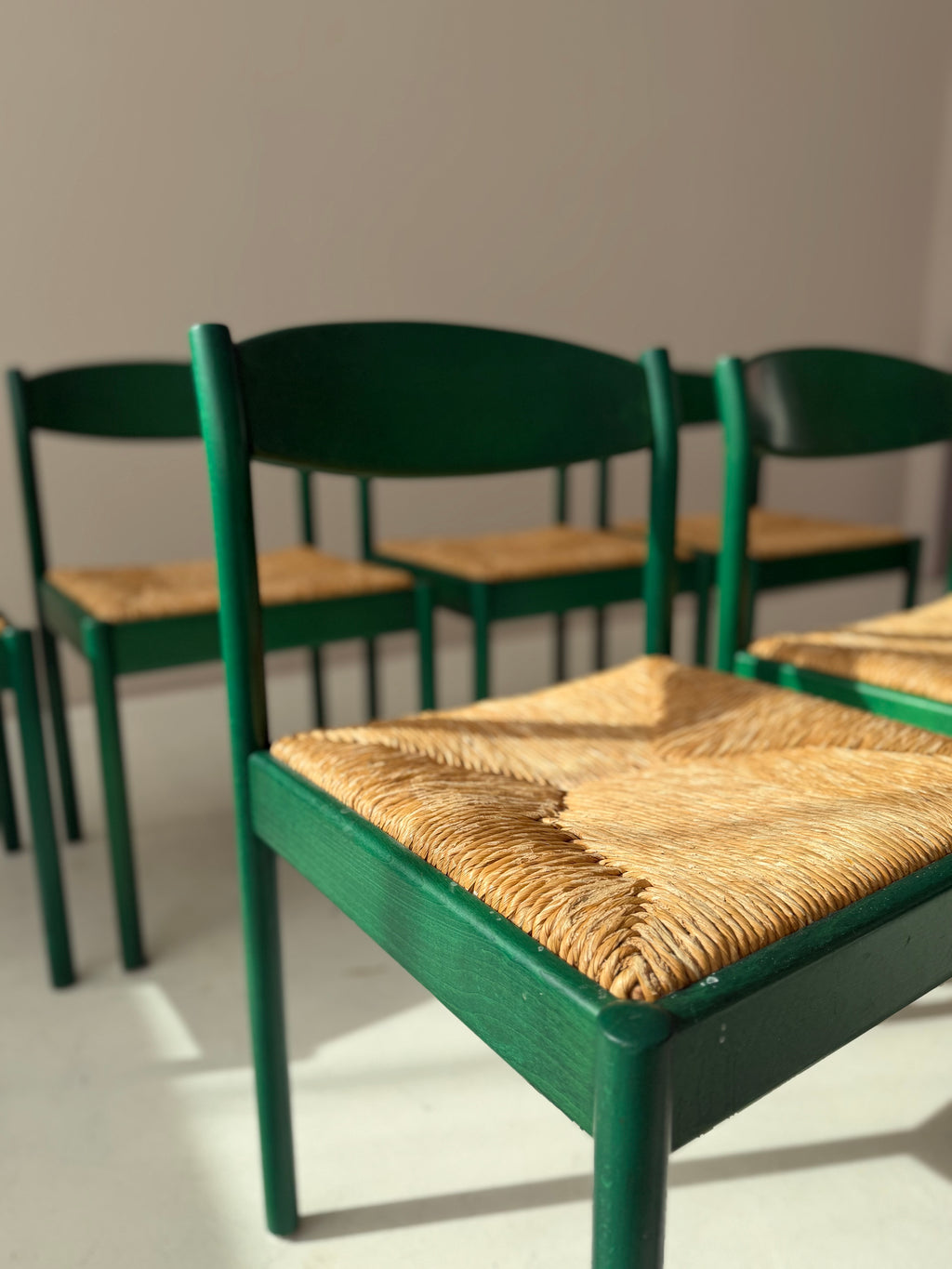 1/6 Vintage Thonet Stuhl in Dunkelgrün – Mid-Century Geflechtstuhl mit Bastgeflecht 70er