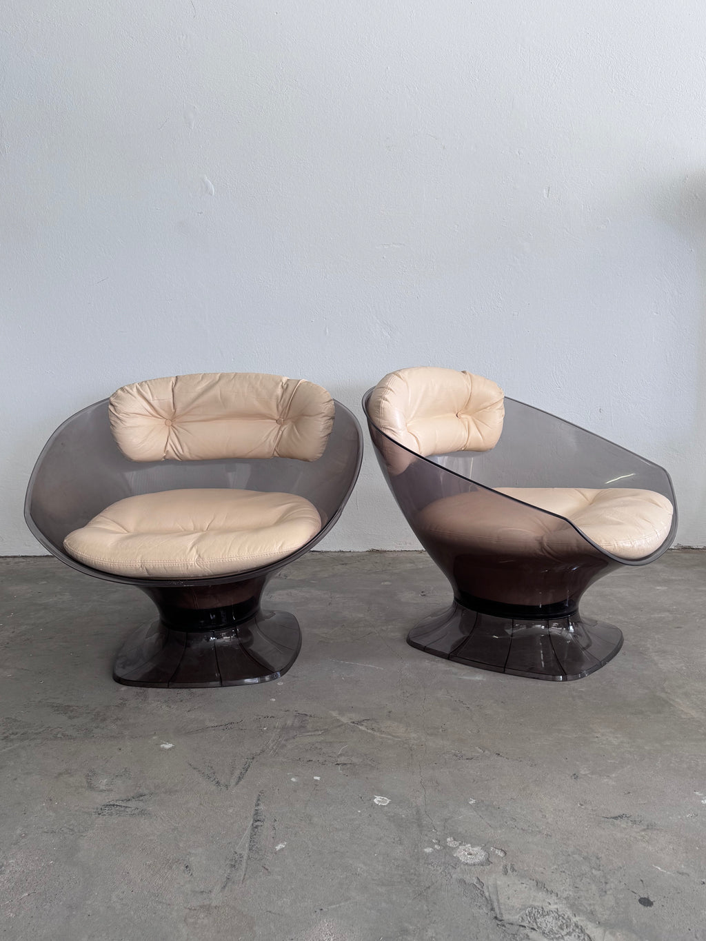 Raphaël Raffel Lounge Sessel, 1960er – Rauchfarbenes Acryl & Leder