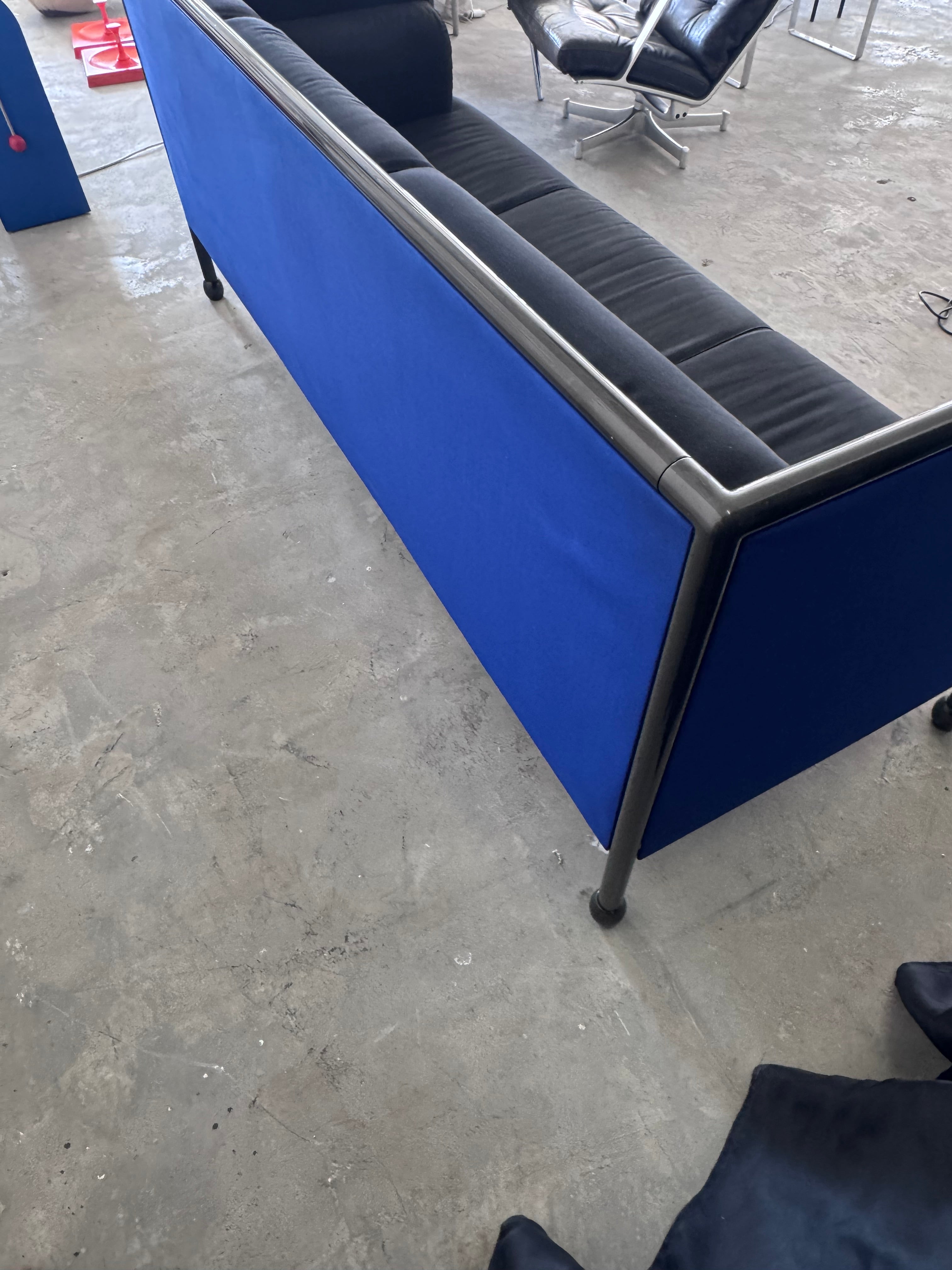 Postmodernes Danube 850 3-Sitzer Sofa von Ettore Sottsass für Cassina, 1992 – Memphis Design Couch, schwarzer Stoff & blaue Seitenpaneele