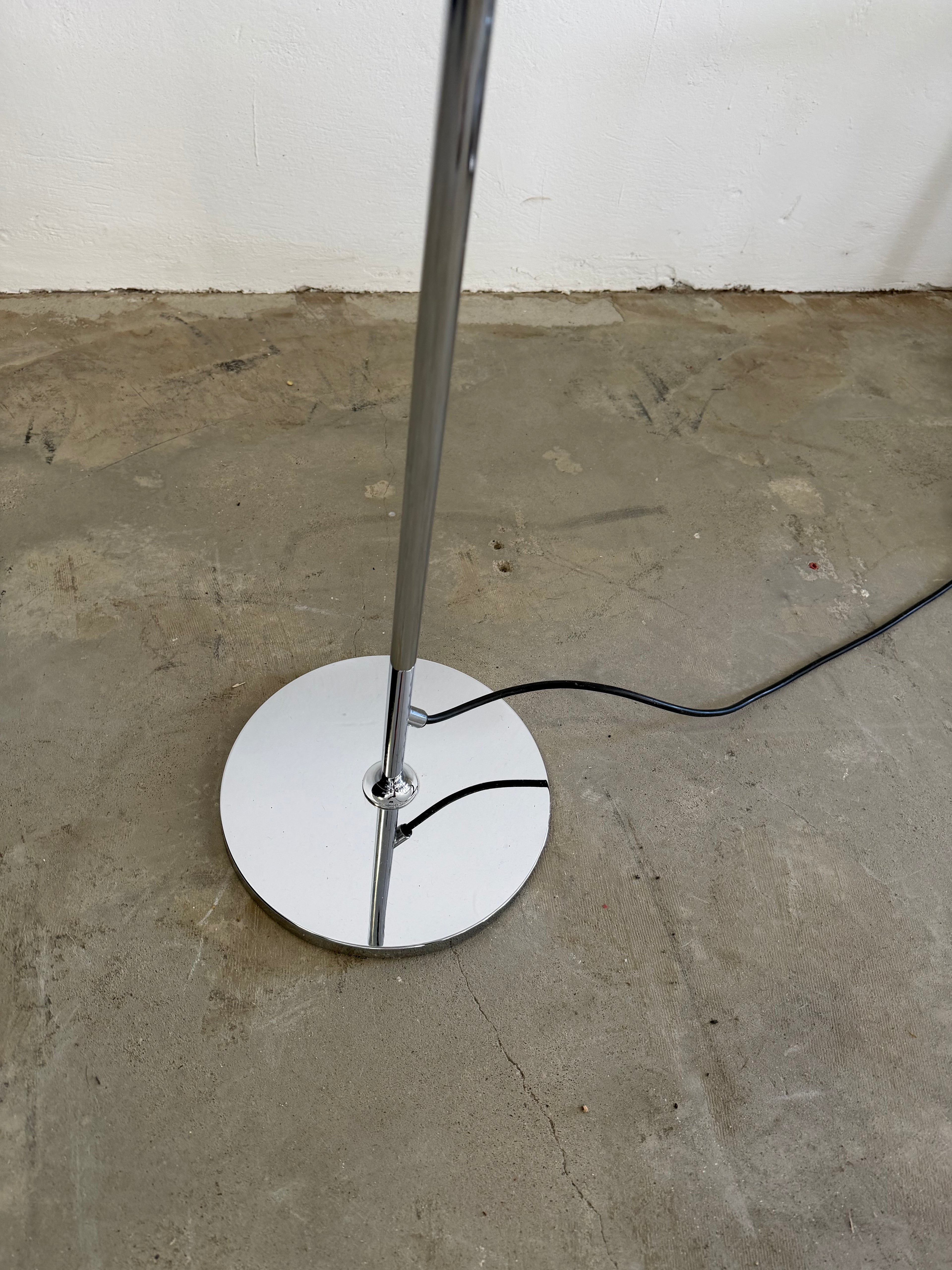 Florian Schulz Stehlampe, 1970er – Verchromte Hollywood Regency Designleuchte – Höhenverstellbar & Schwenkbar – Vintage Deutschland