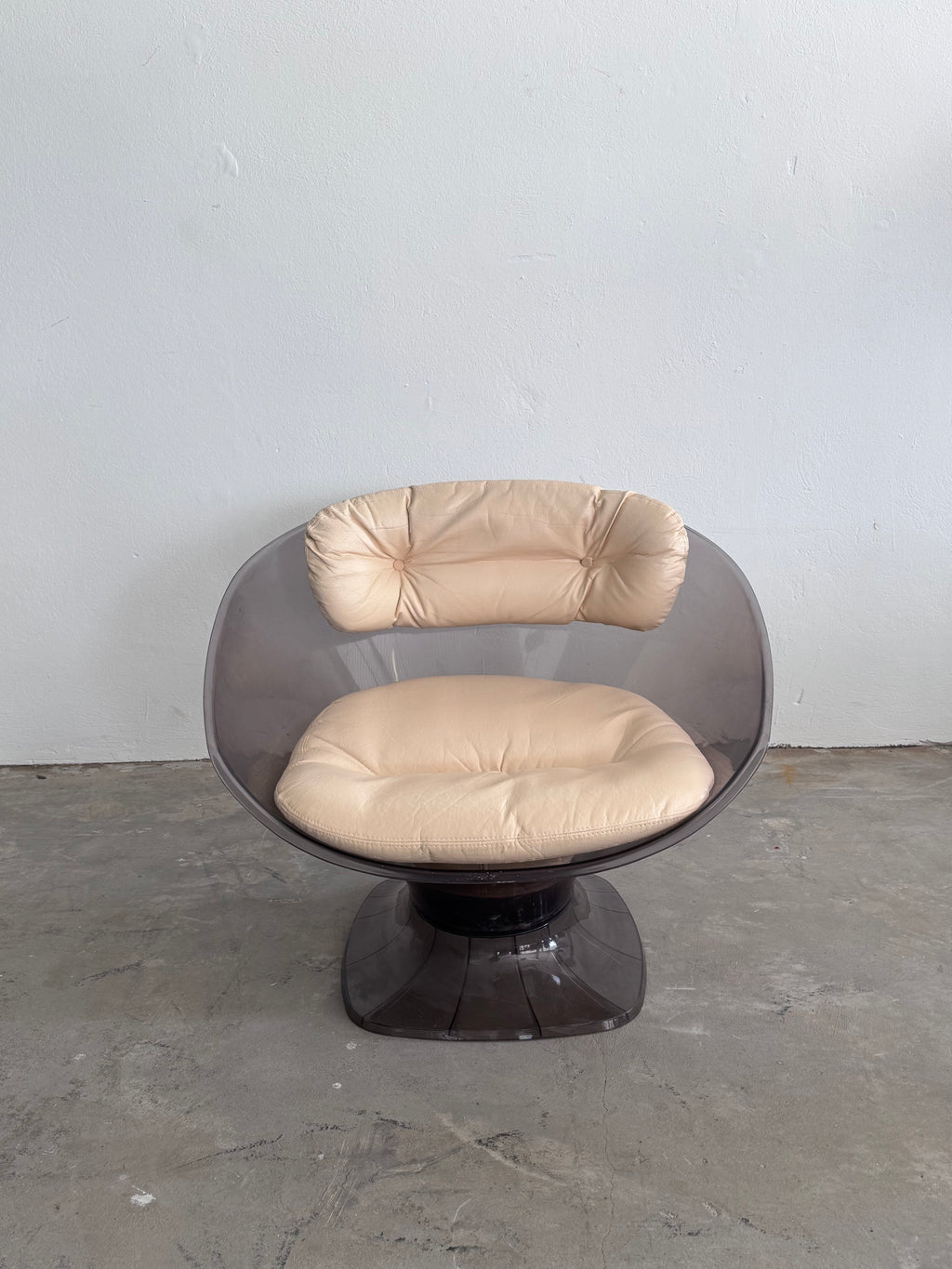 Raphaël Raffel Lounge Sessel, 1960er – Rauchfarbenes Acryl & Leder