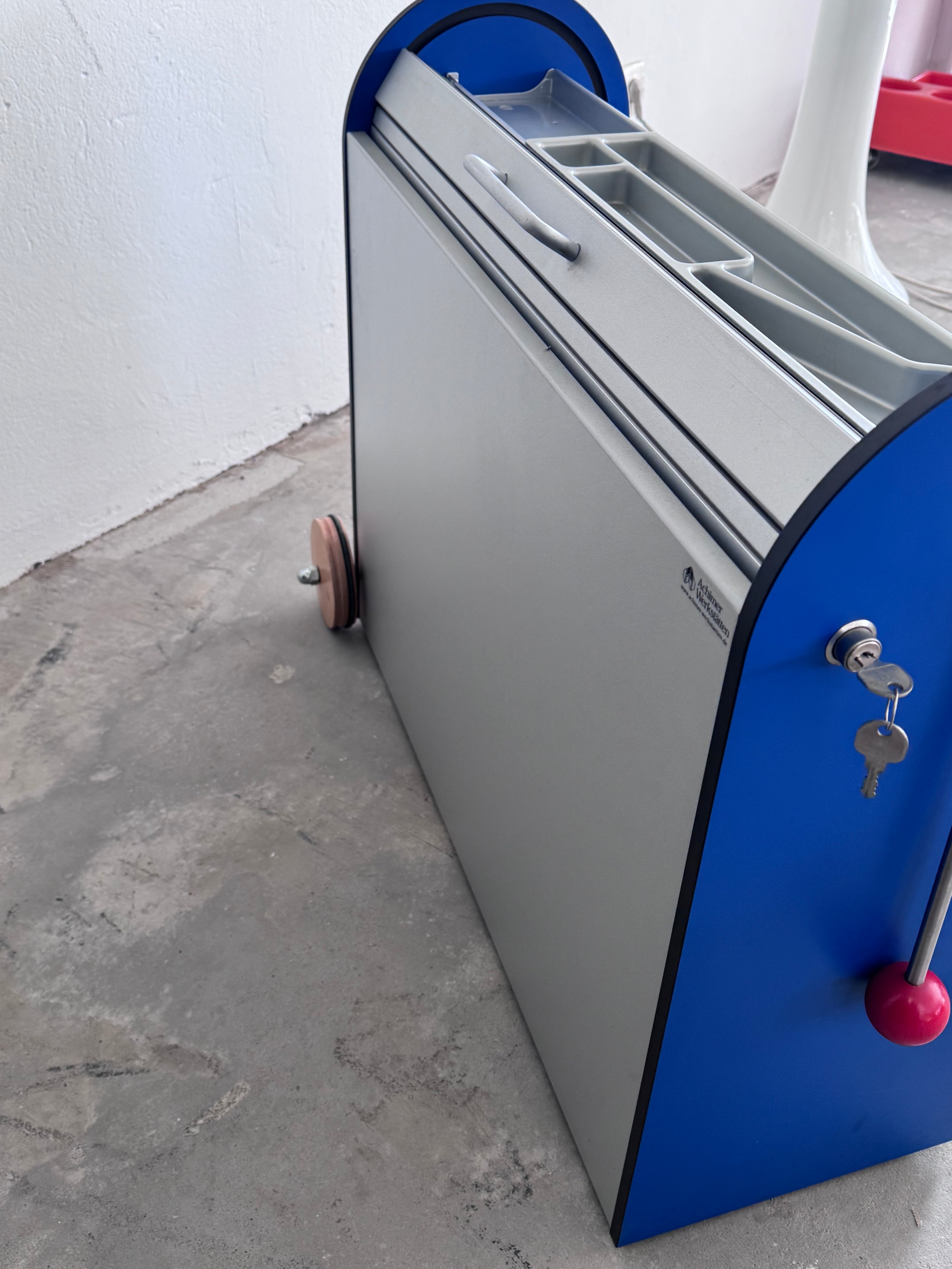 Memphis Stil Rollcontainer von Achimer Werkstätten – Postmodernes Design Bürocontainer in Blau & Grau, abschließbar