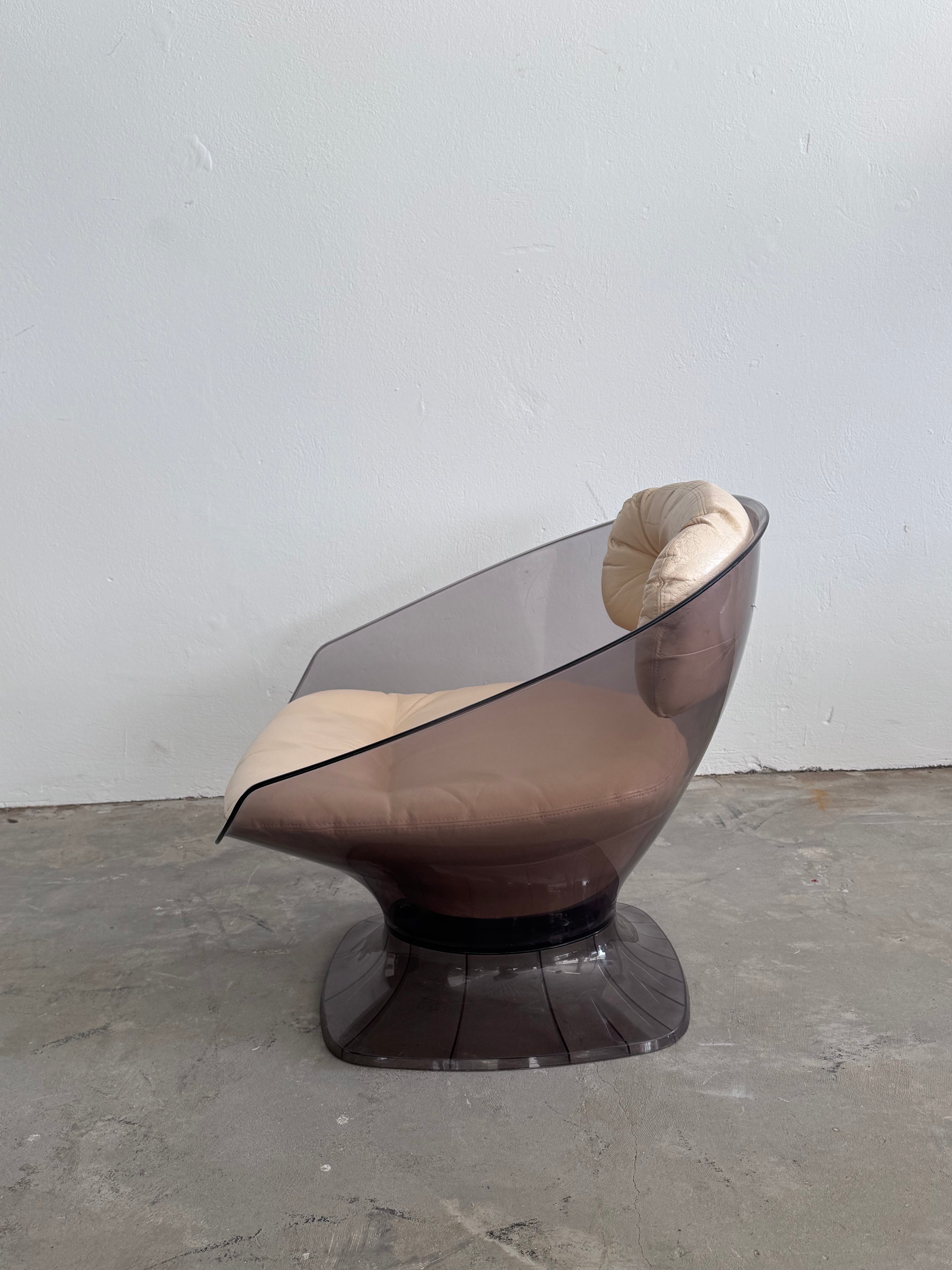 Raphaël Raffel Lounge Sessel, 1960er – Rauchfarbenes Acryl & Leder