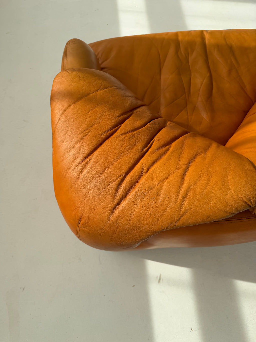 1 of 2 Vintage Confidential Lounge Chair by Alberto Rosselli for Saporiti, 1970s Italian Cognac Leather Armchair